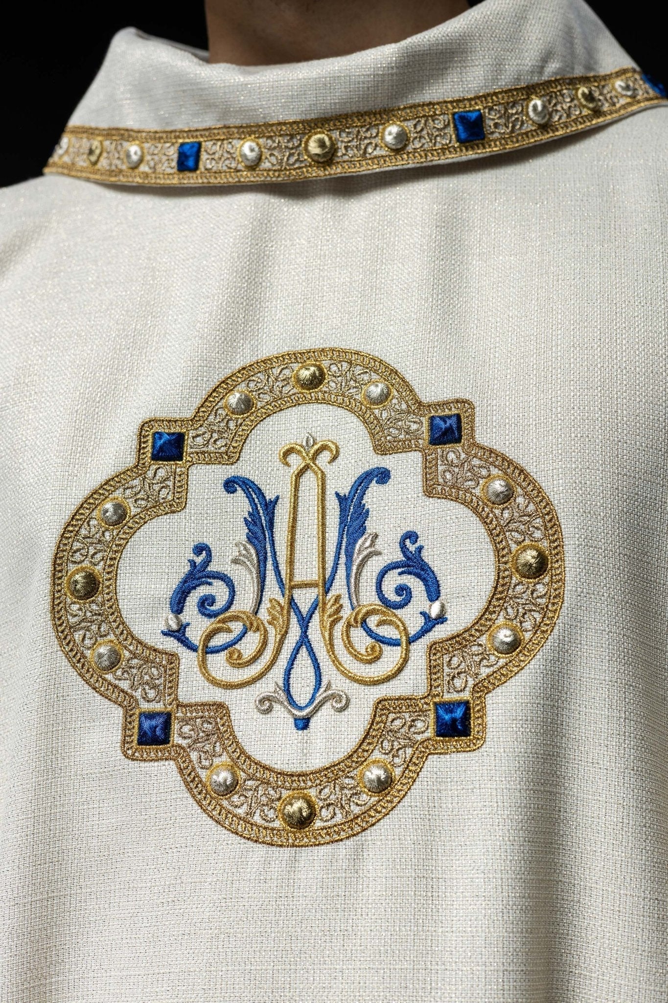 Casulla litúrgica con escudo Mariano bordado