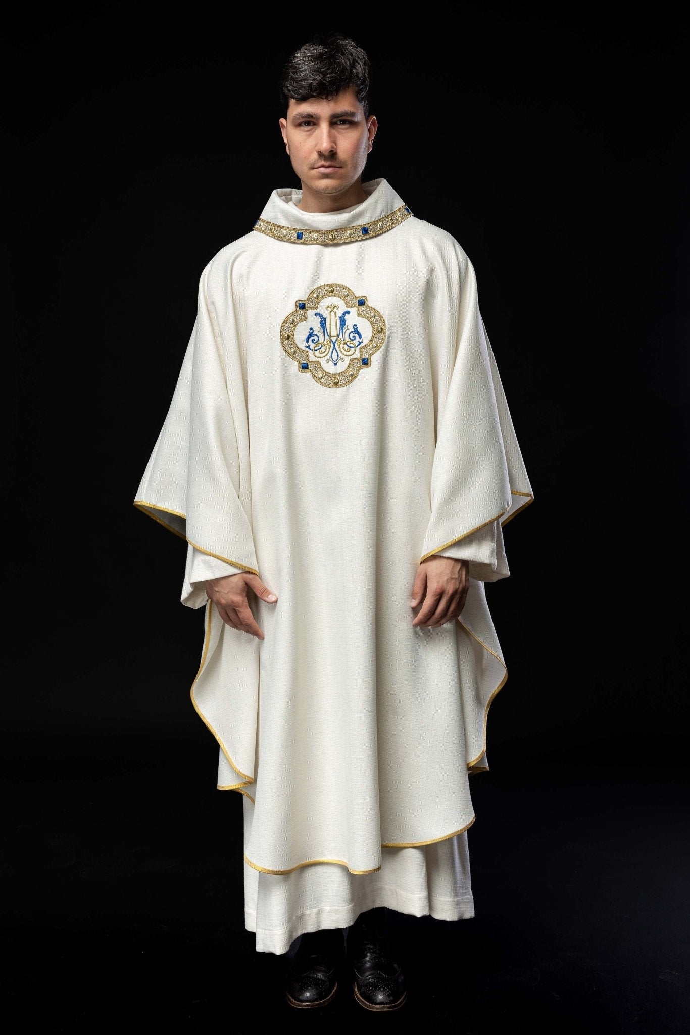 Casulla litúrgica con escudo Mariano bordado