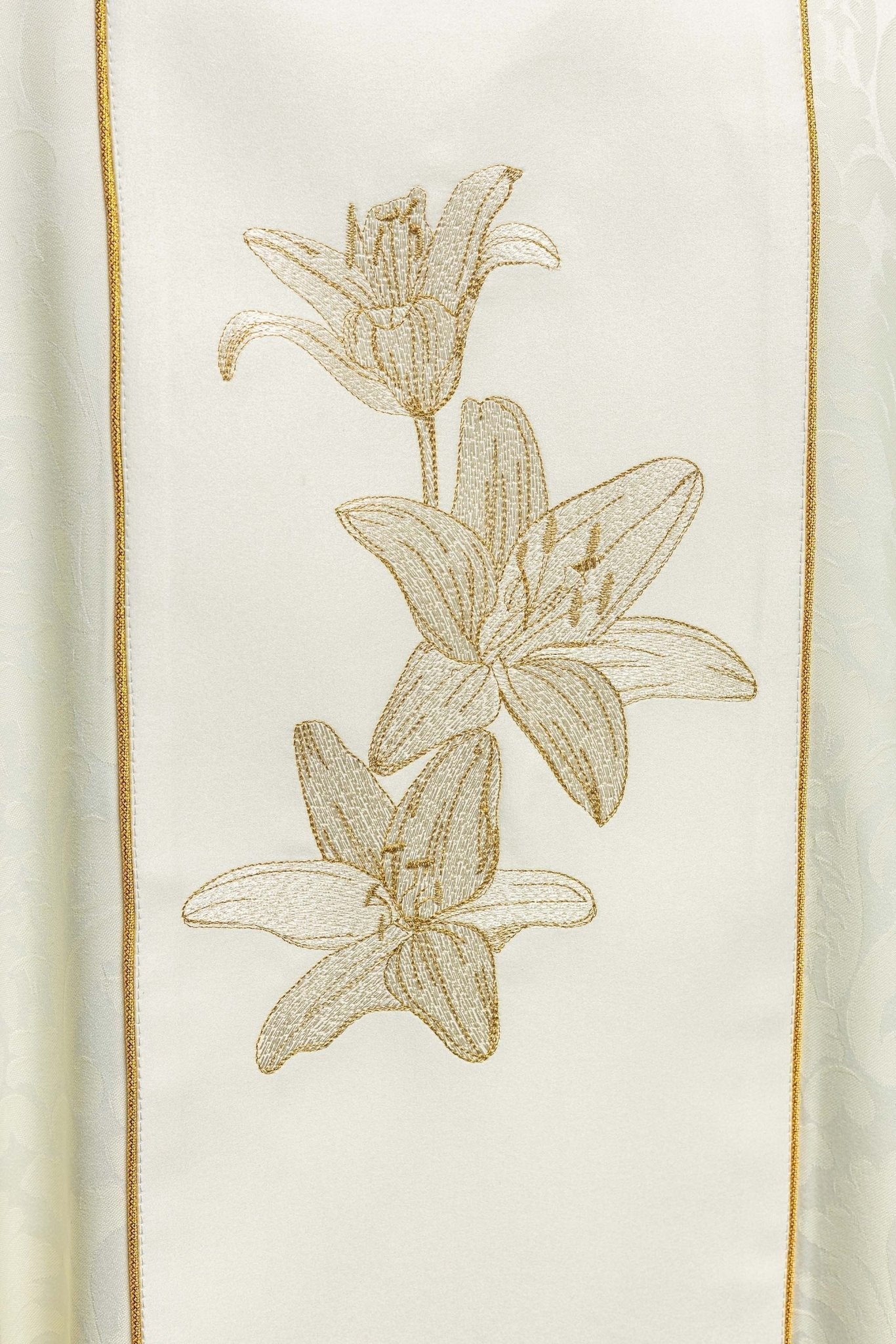 Casulla litúrgica mariana con lirios bordados
