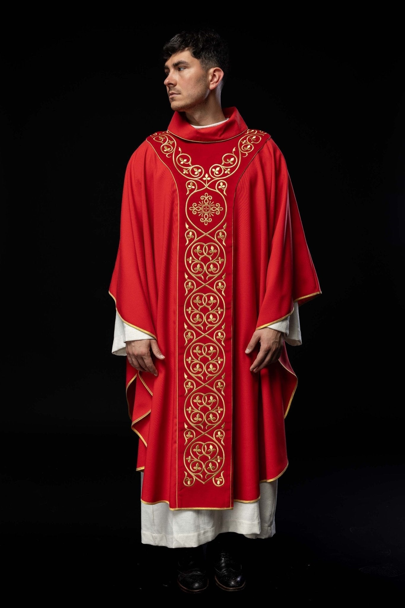 Casulla litúrgica roja con bordado en terciopelo