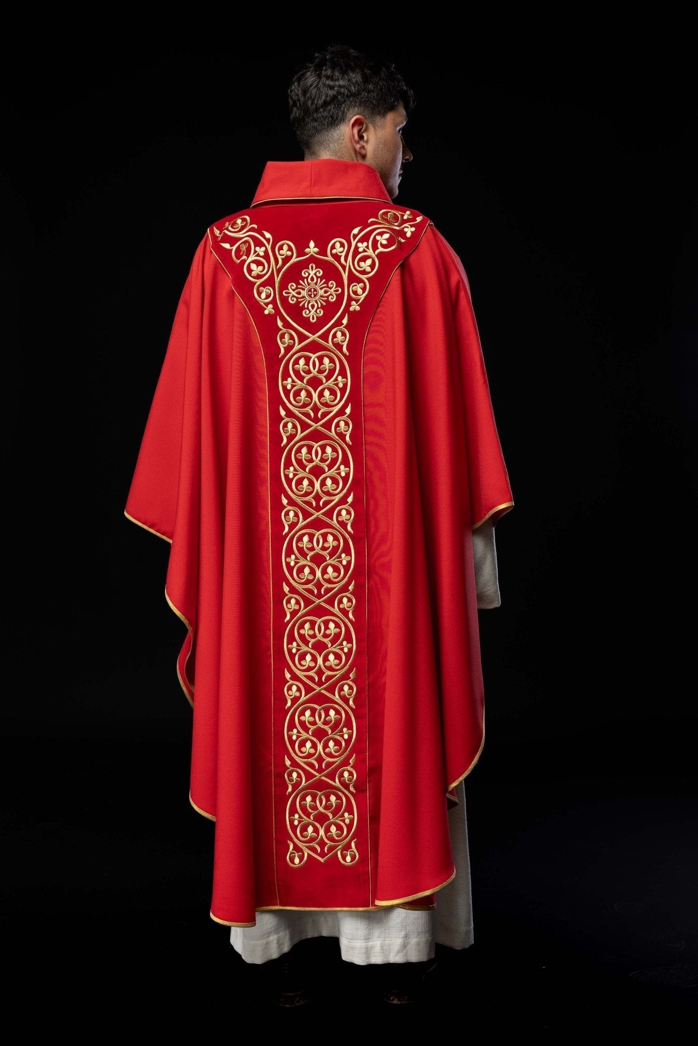 Casulla litúrgica roja con bordado en terciopelo