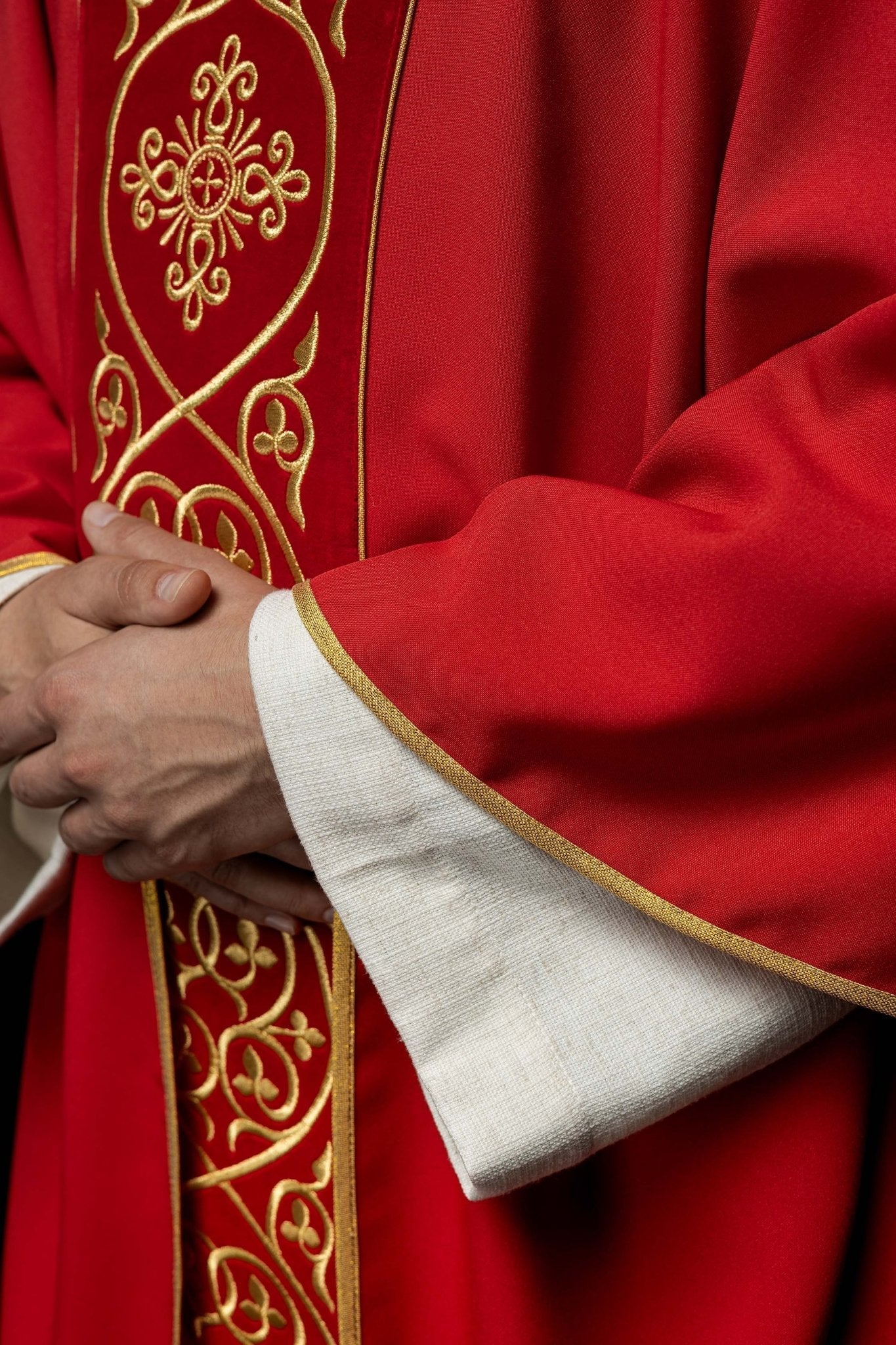 Casulla litúrgica roja con bordado en terciopelo