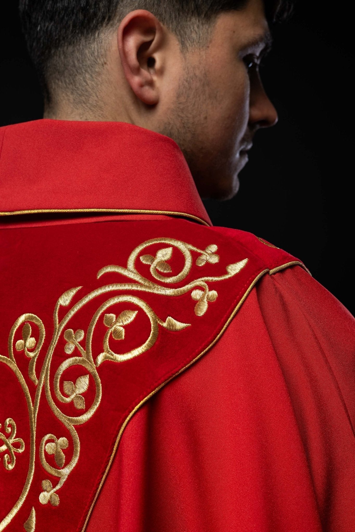 Casulla litúrgica roja con bordado en terciopelo