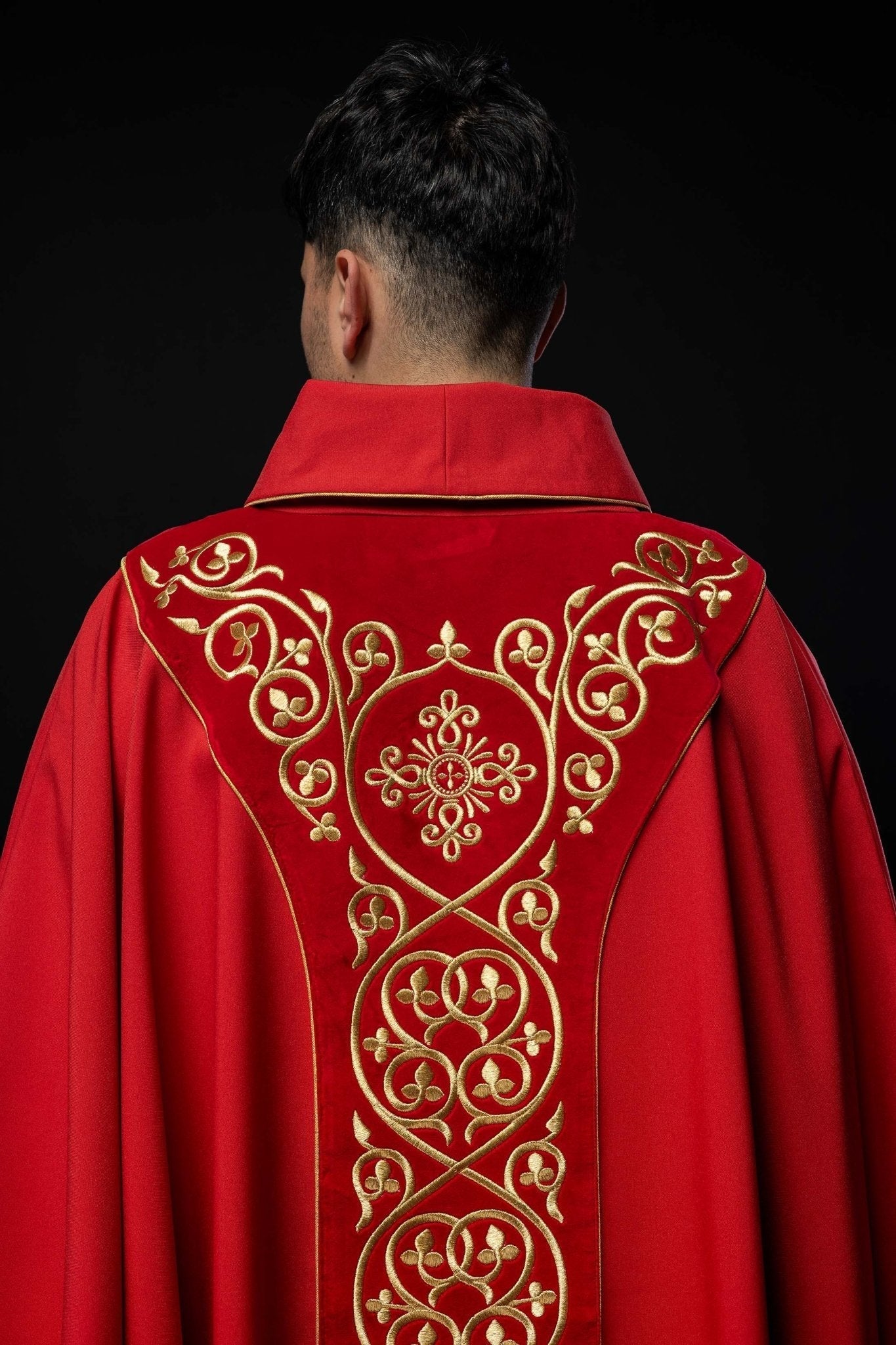 Casulla litúrgica roja con bordado en terciopelo