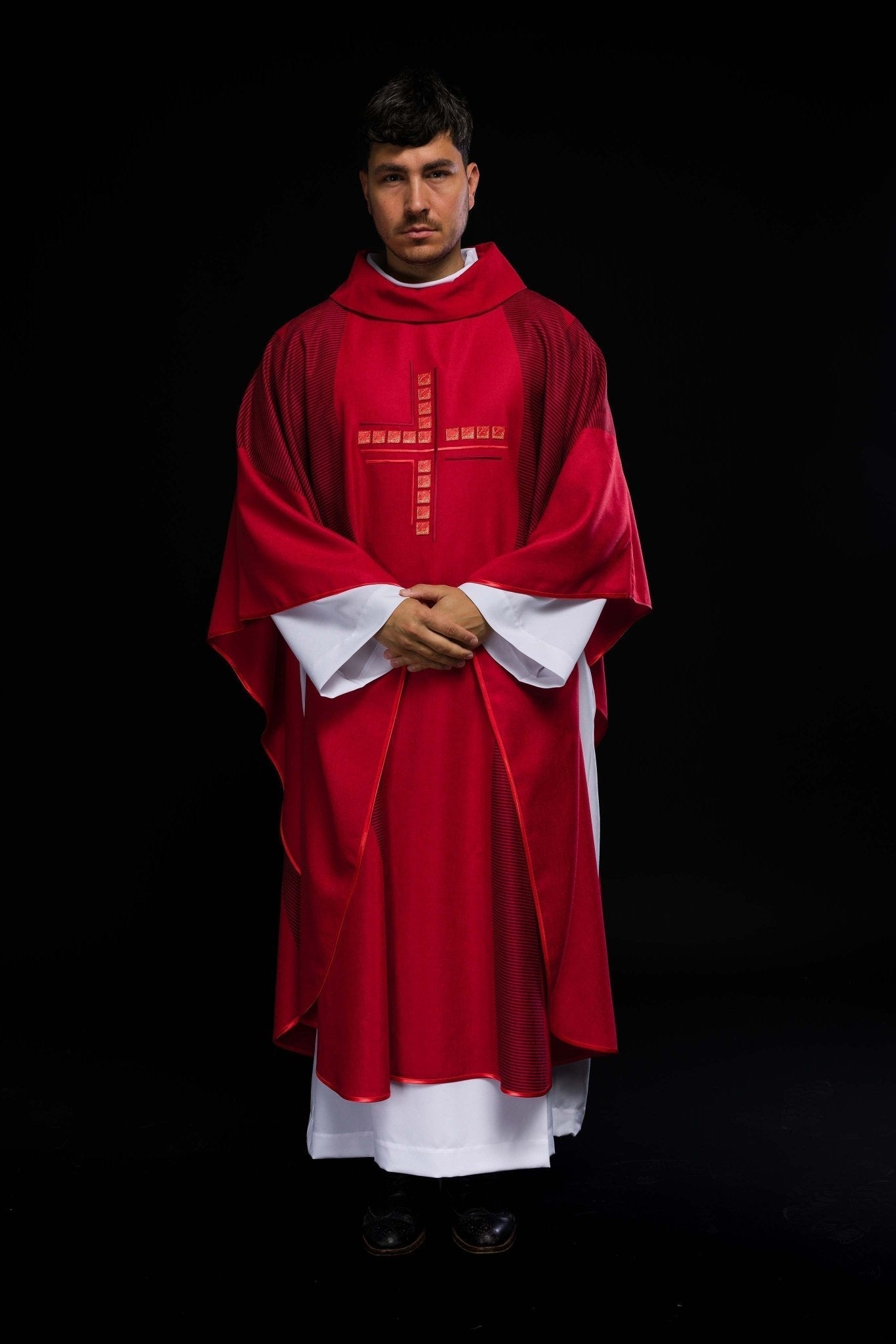 Casulla litúrgica rojo con cruz