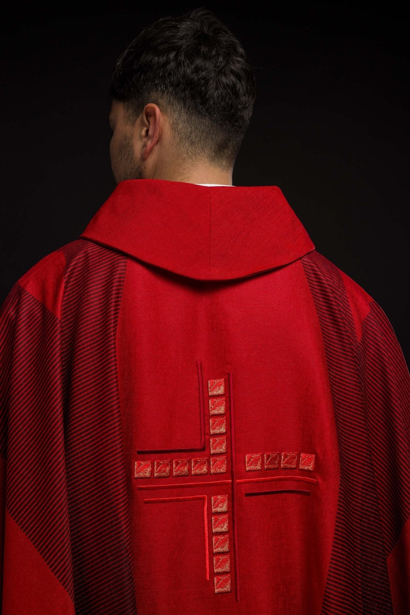 Casulla litúrgica rojo con cruz