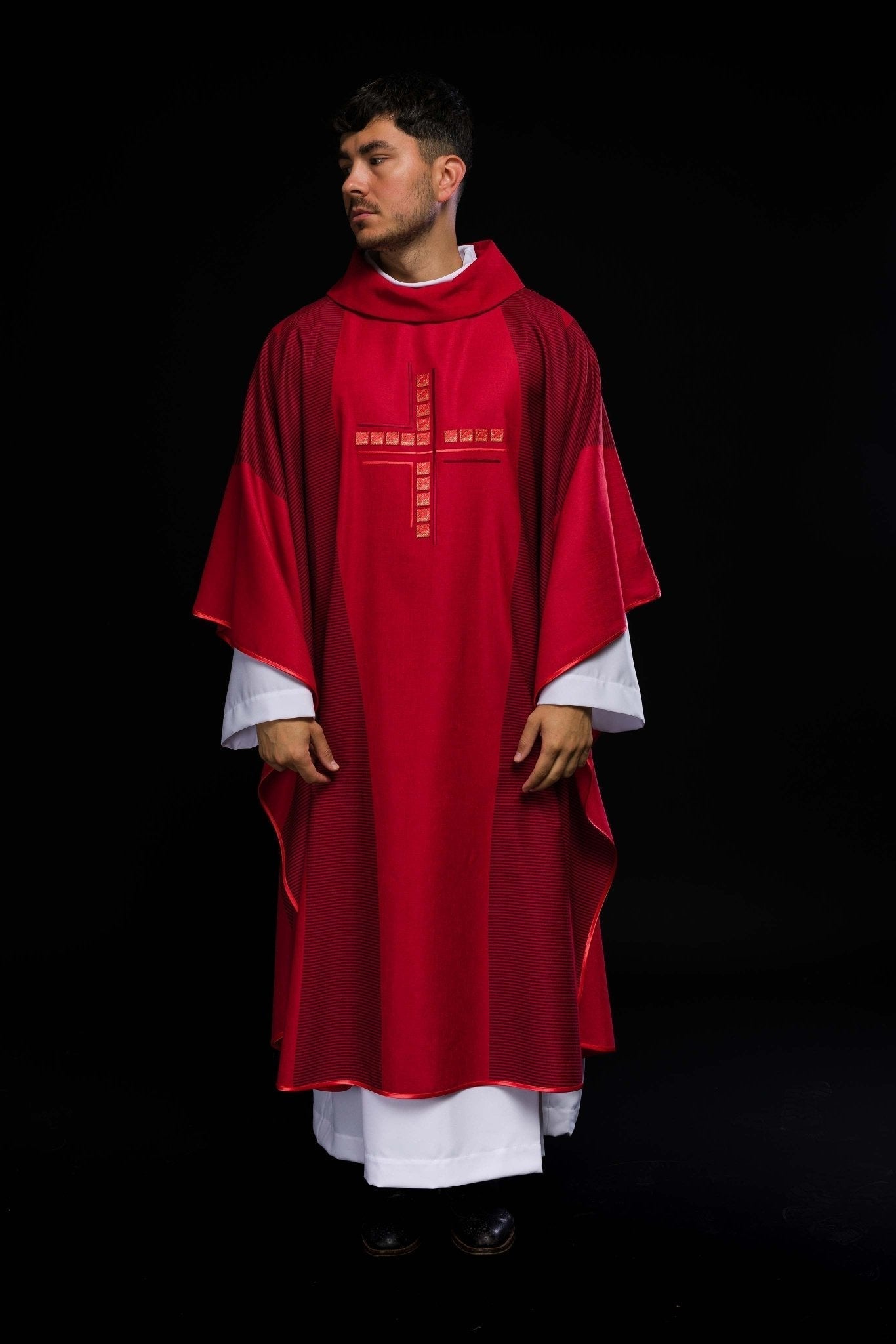 Casulla litúrgica rojo con cruz