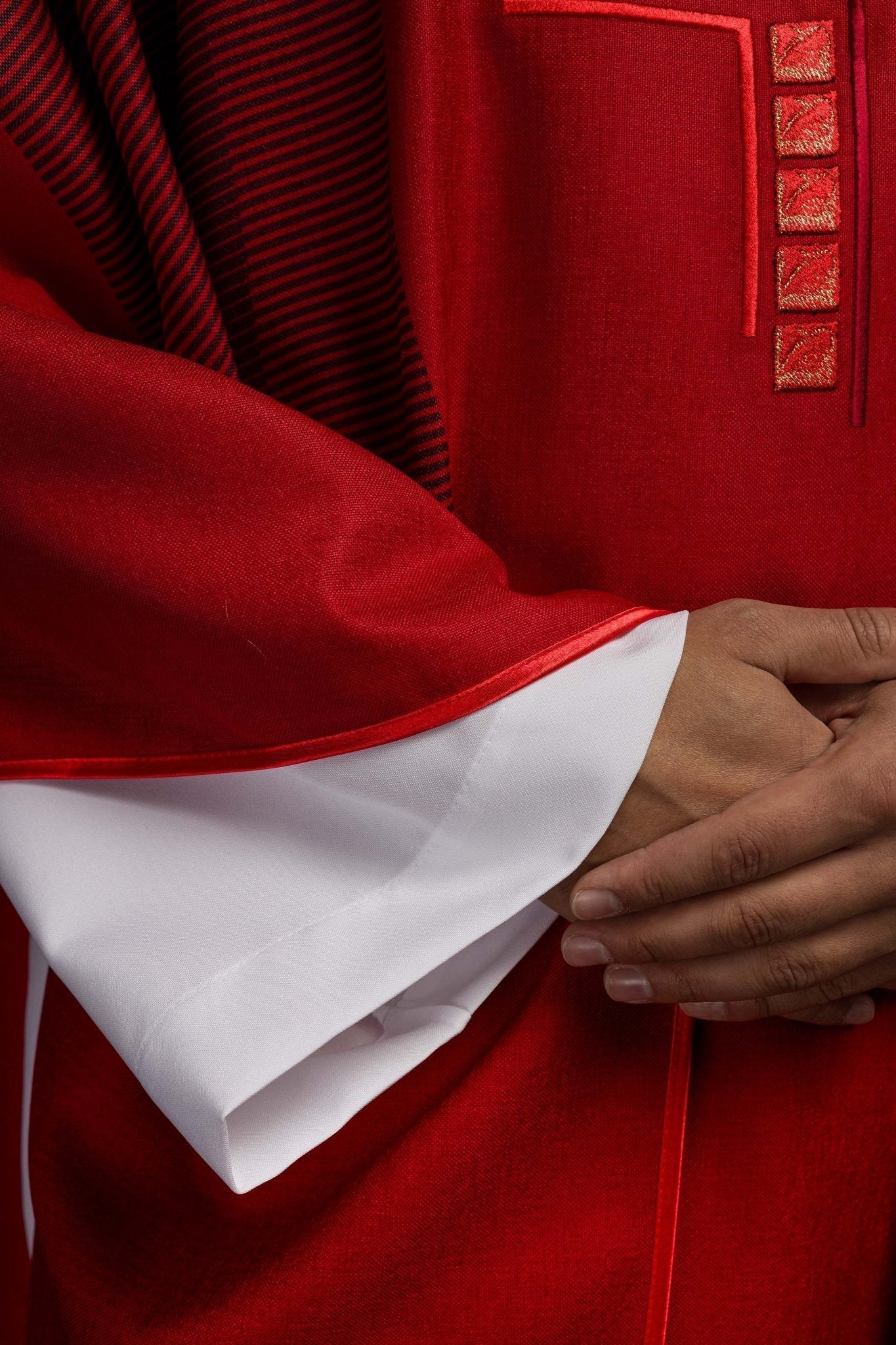 Casulla litúrgica rojo con cruz