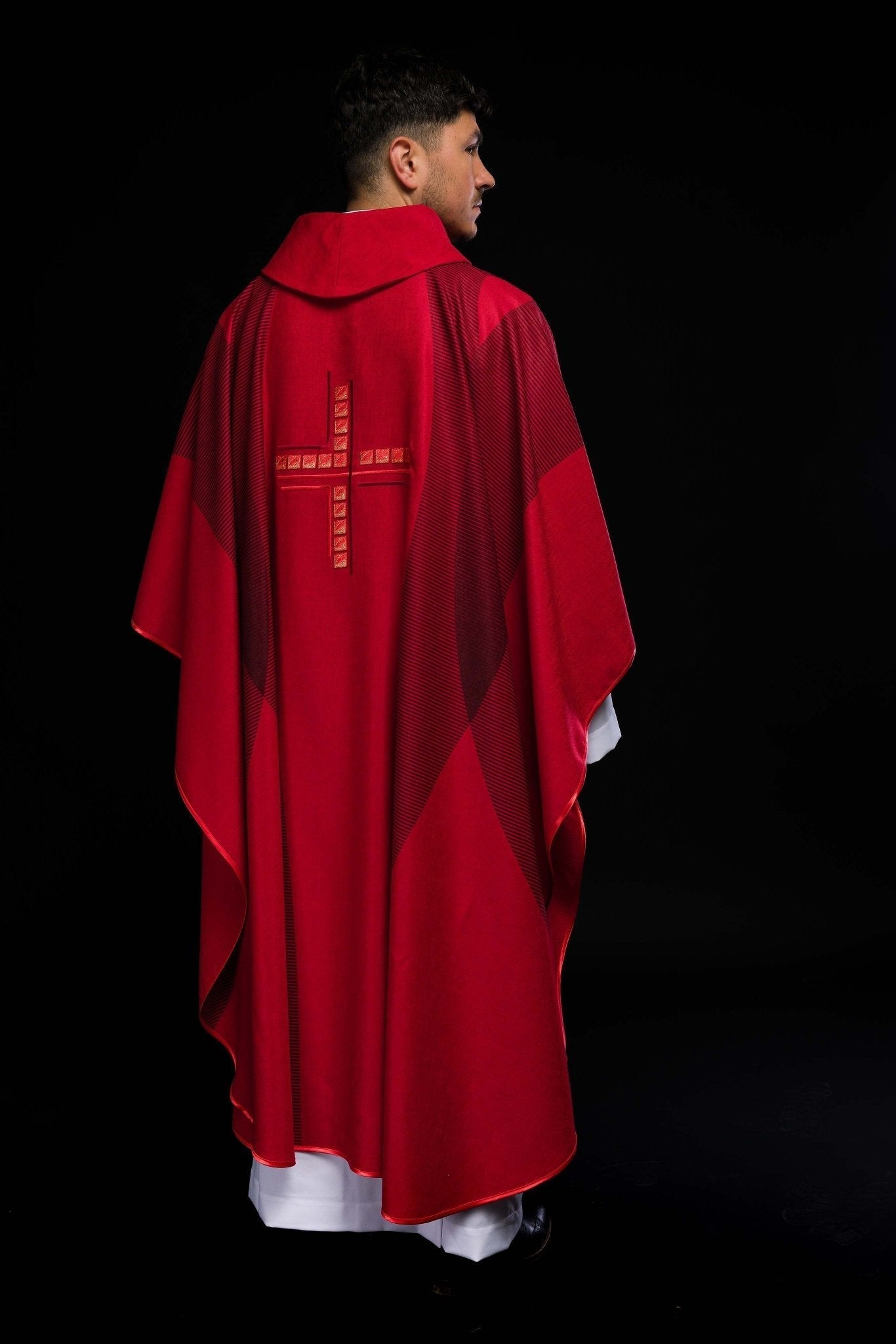 Casulla litúrgica rojo con cruz