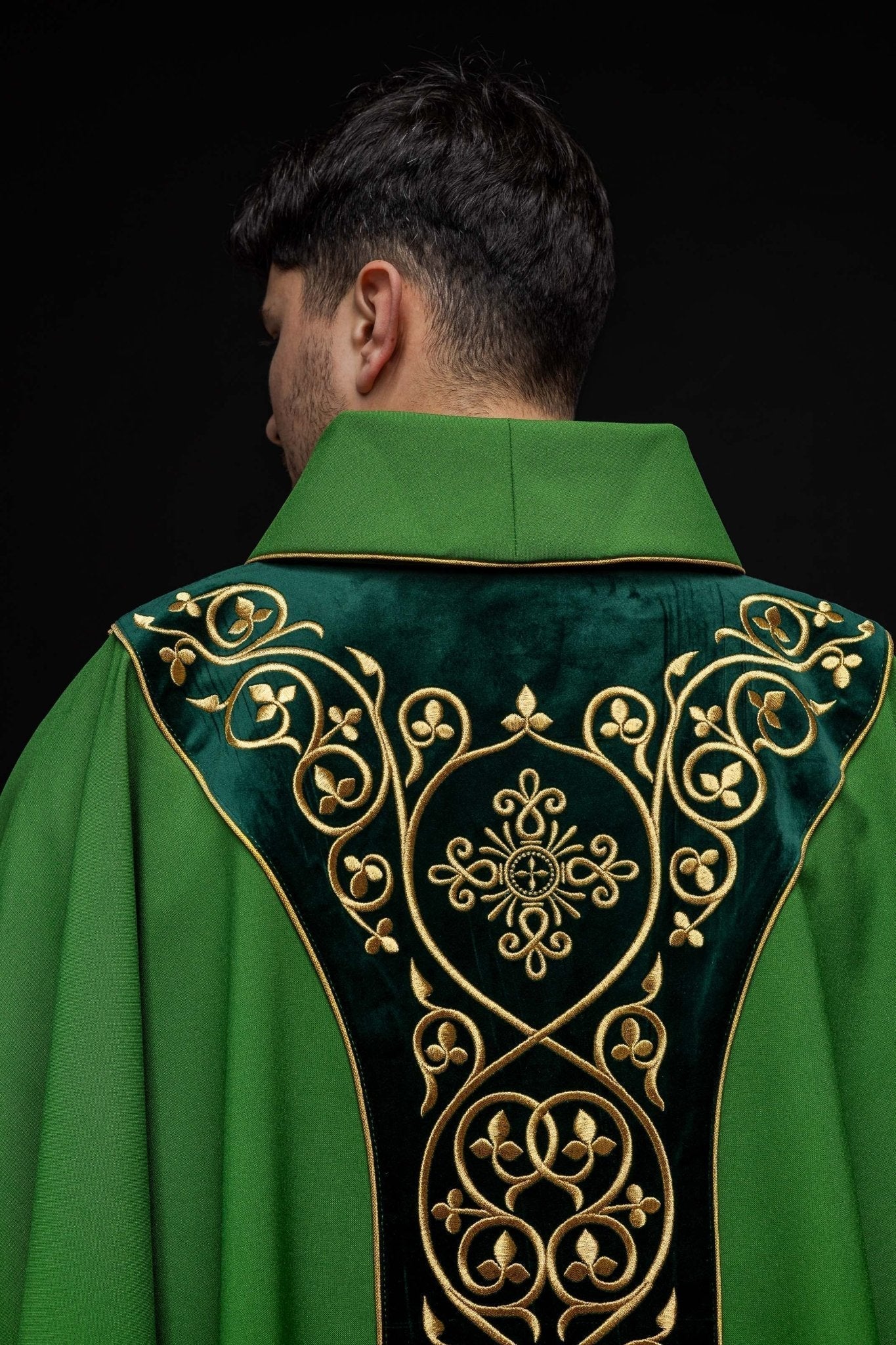 Casulla litúrgica verde con bordado en terciopelo