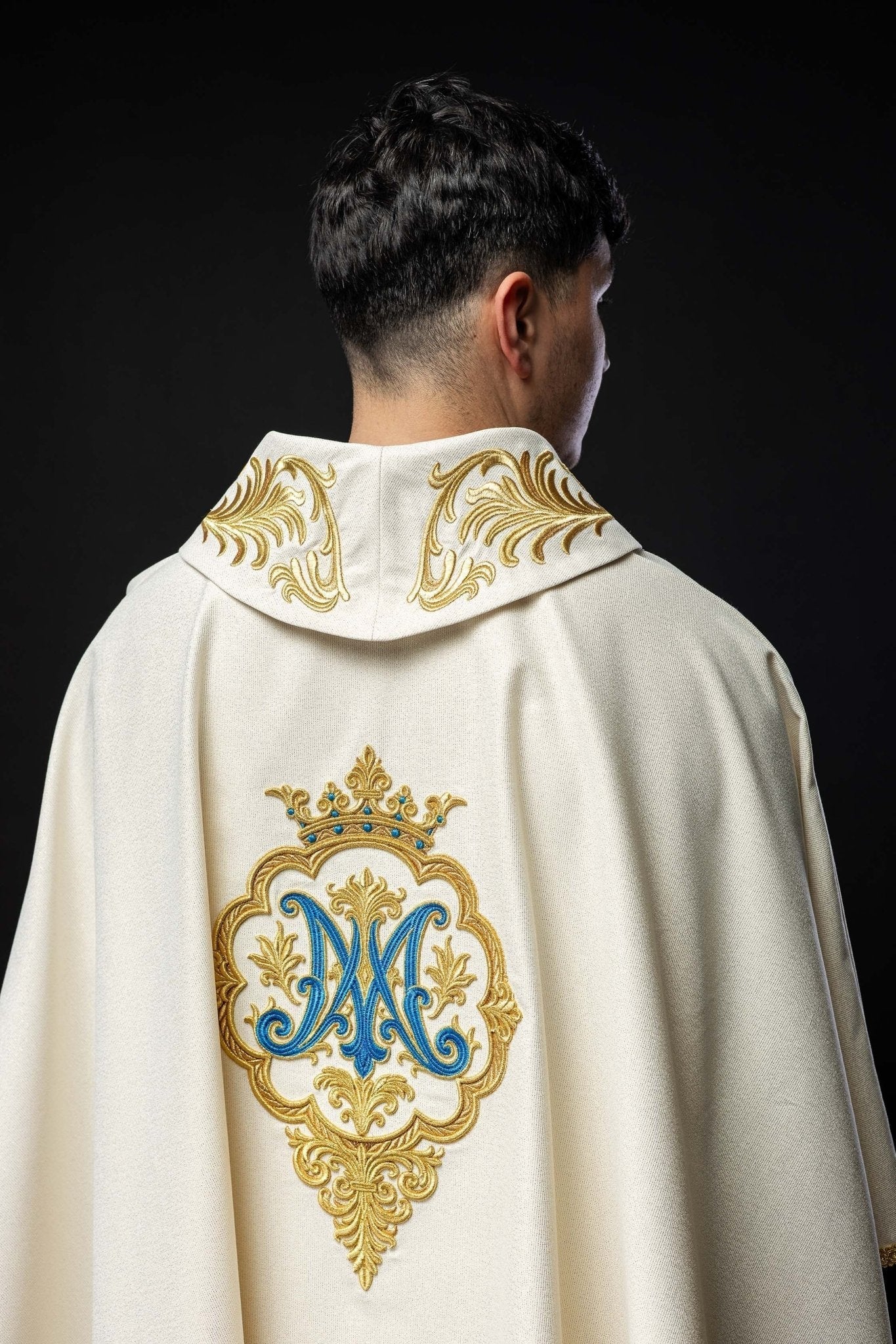 Casulla litúrgico con escudo bordado de María y corona