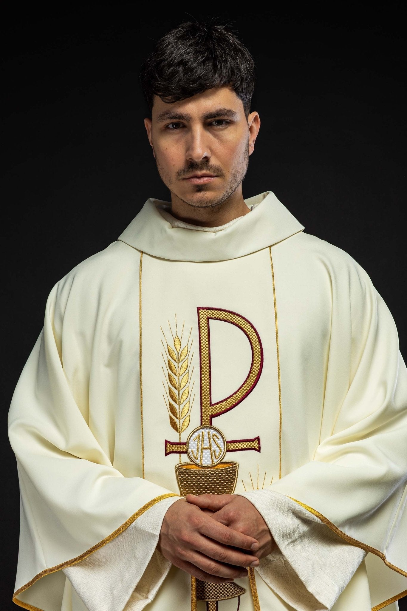 Casulla marfil con bordado cáliz e IHS