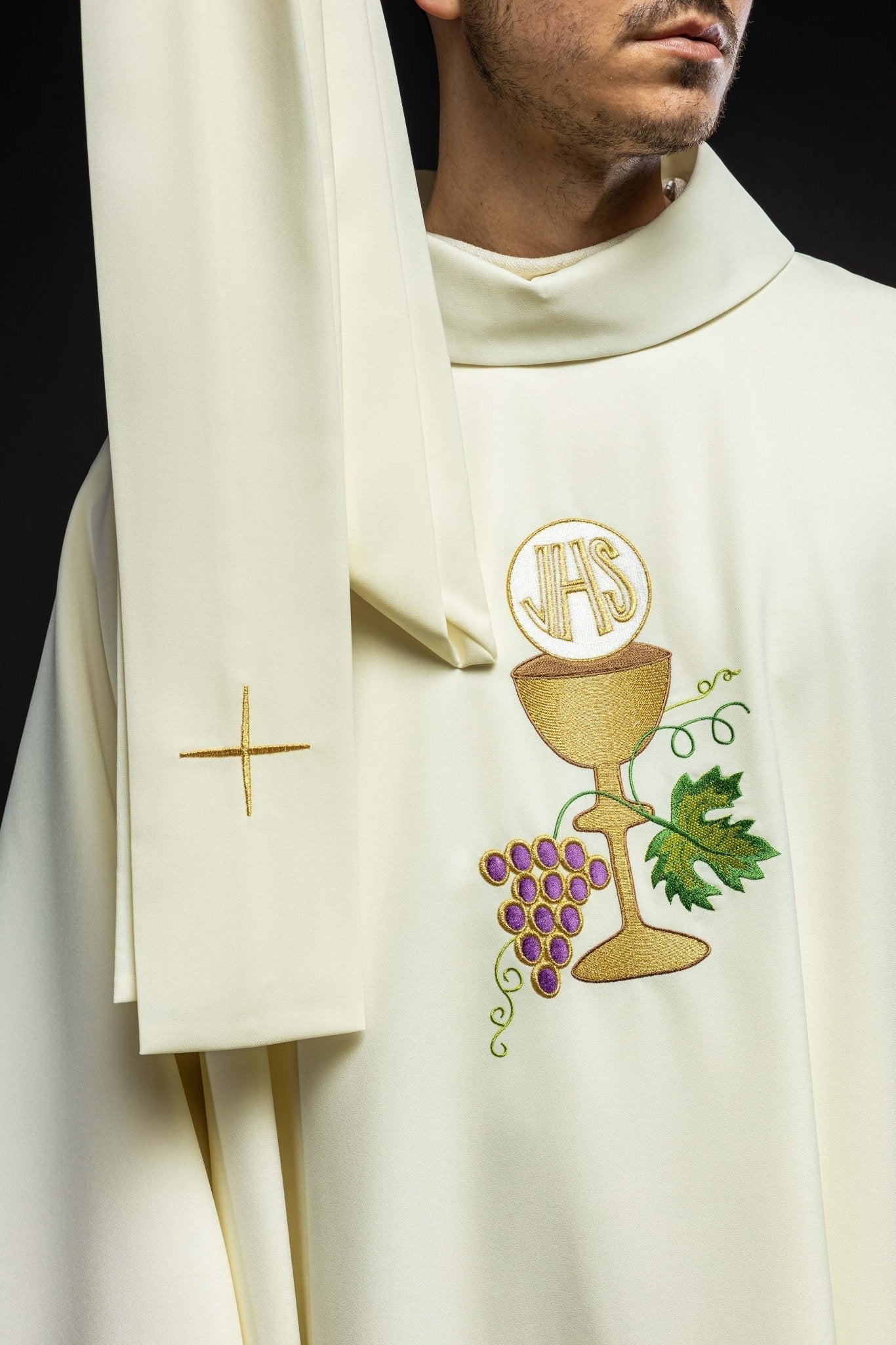 Casulla marfil con bordado Cáliz y Uvas