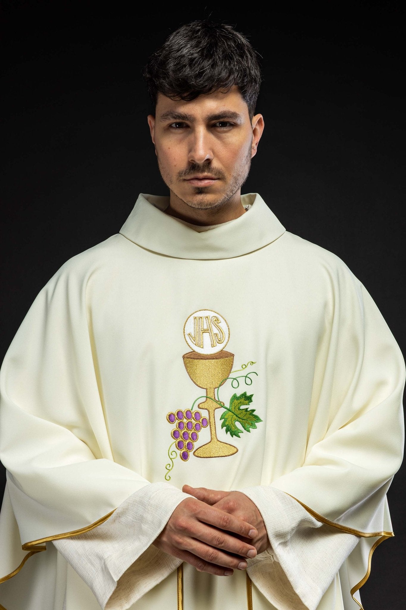Casulla marfil con bordado Cáliz y Uvas