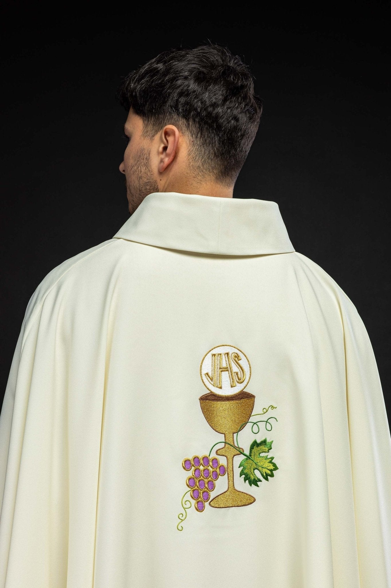 Casulla marfil con bordado Cáliz y Uvas