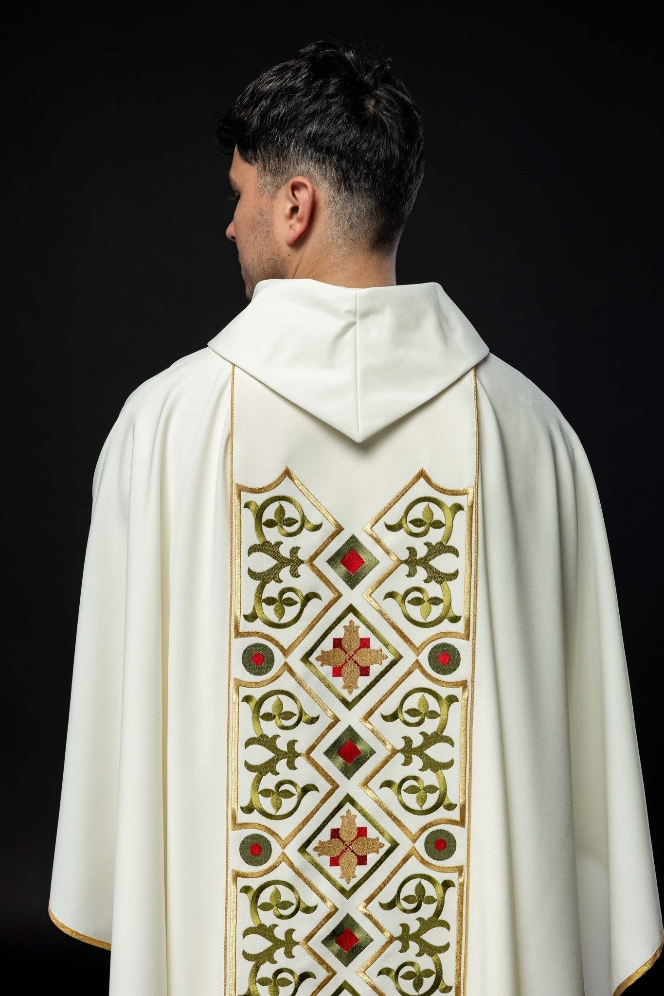 Casulla marfil con bordado Cordero