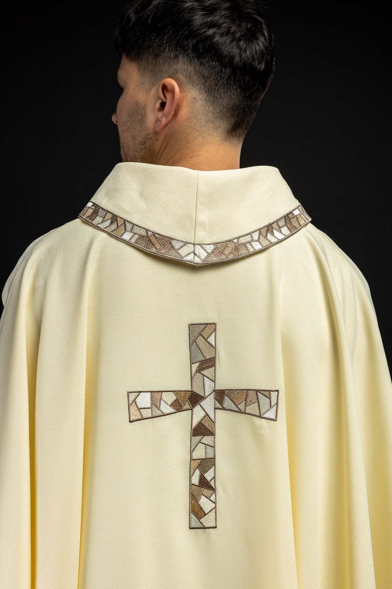 Casulla marfil con bordado Cruz