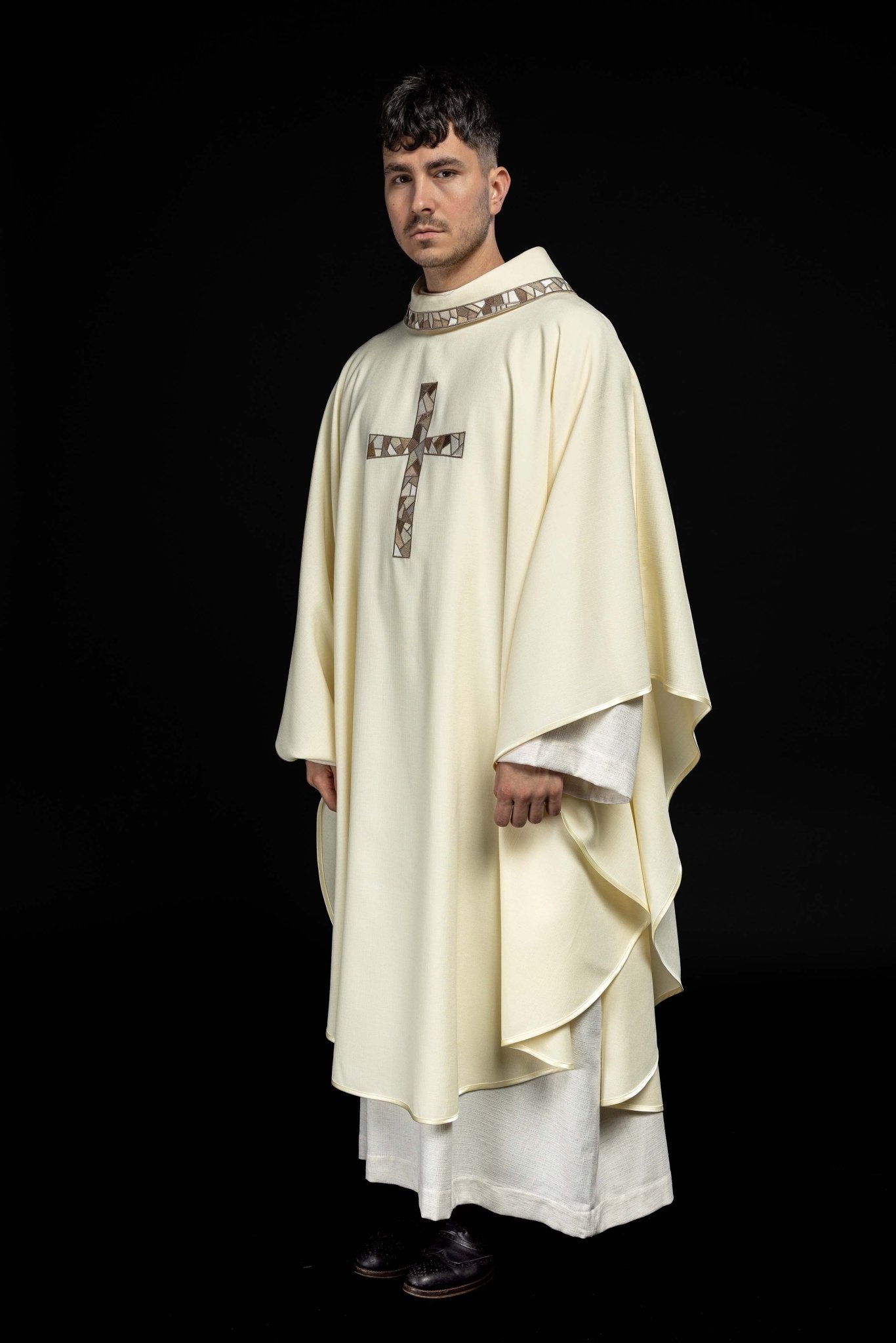 Casulla marfil con bordado Cruz