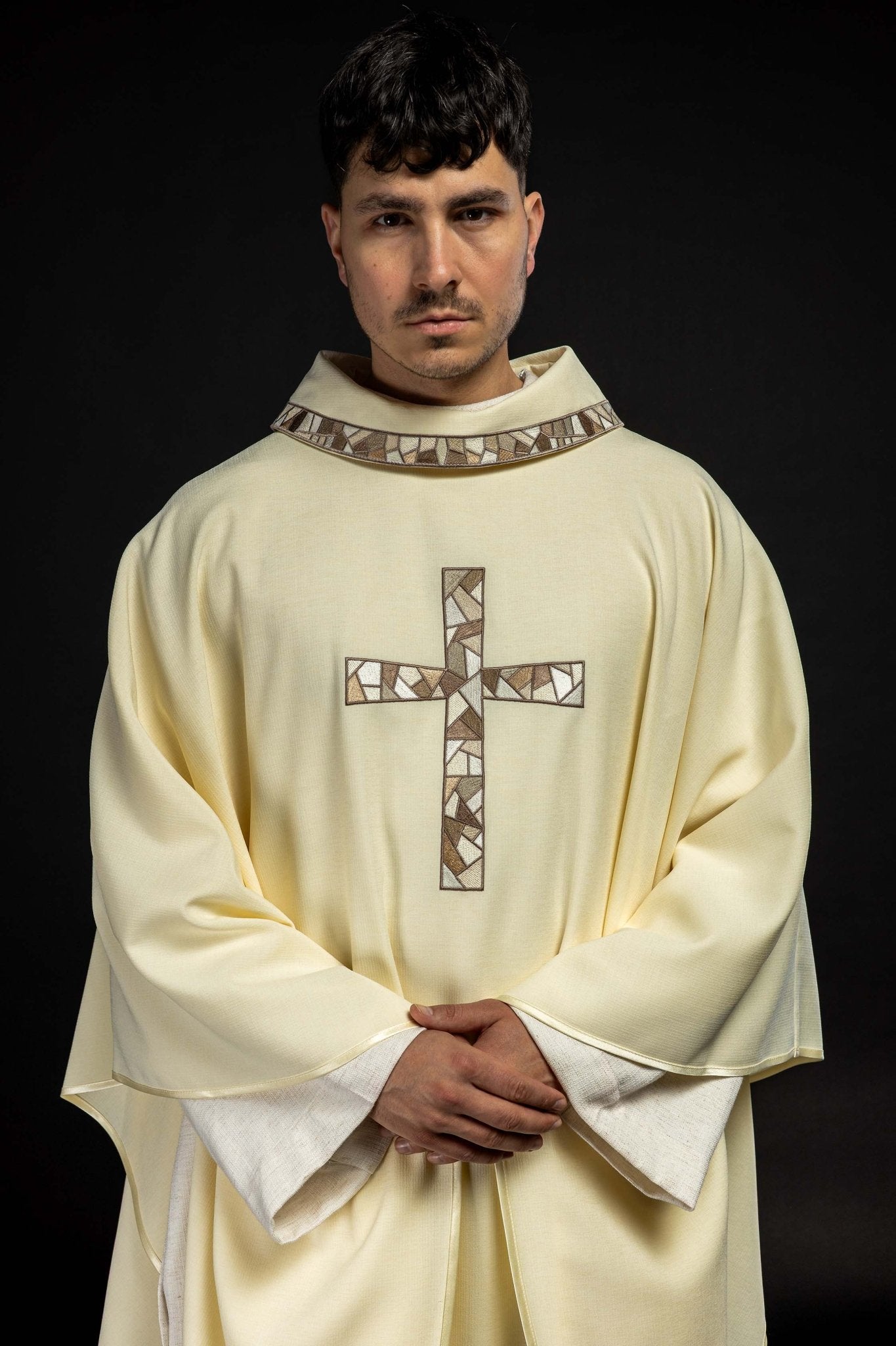 Casulla marfil con bordado Cruz