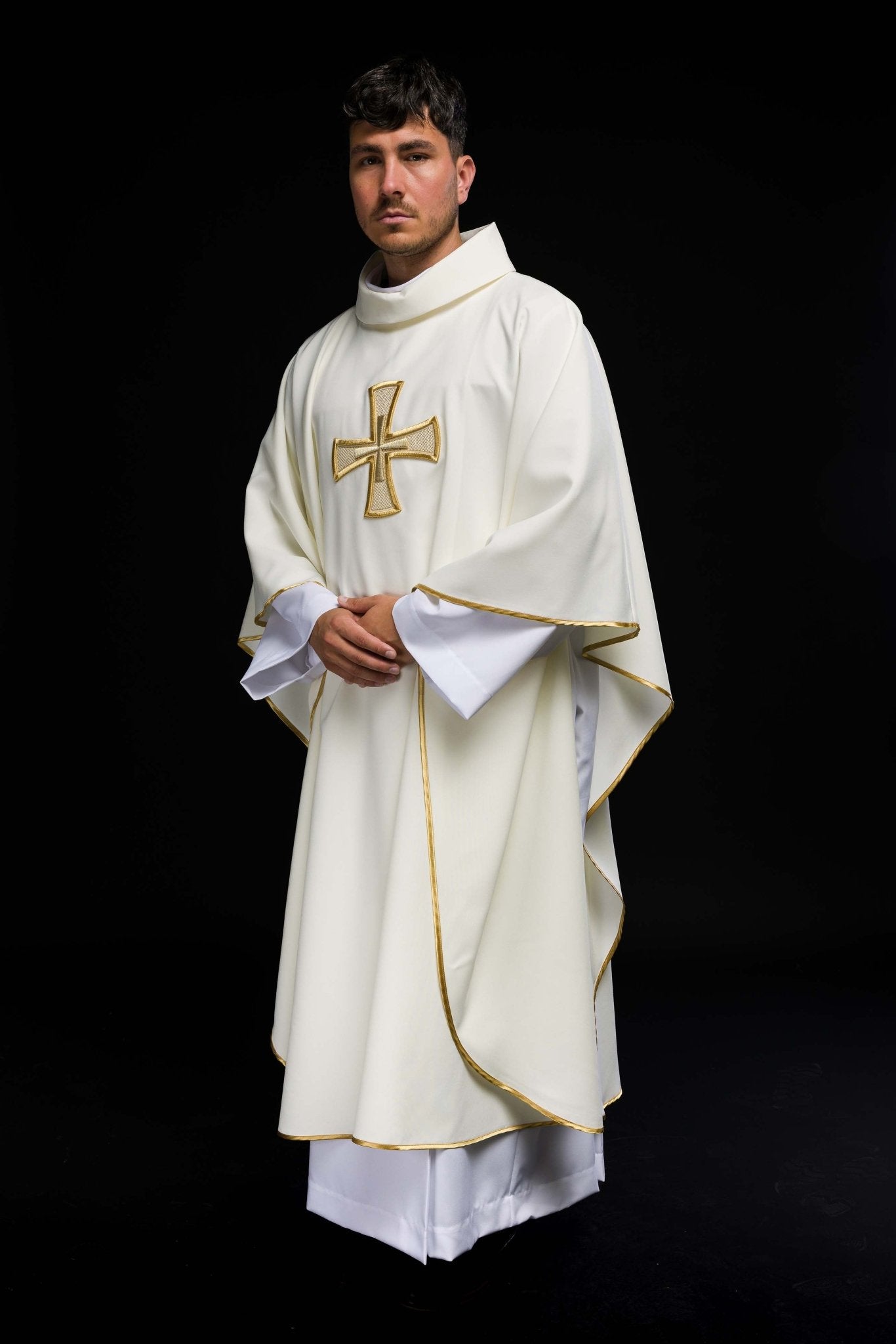 Casulla marfil con bordado Cruz
