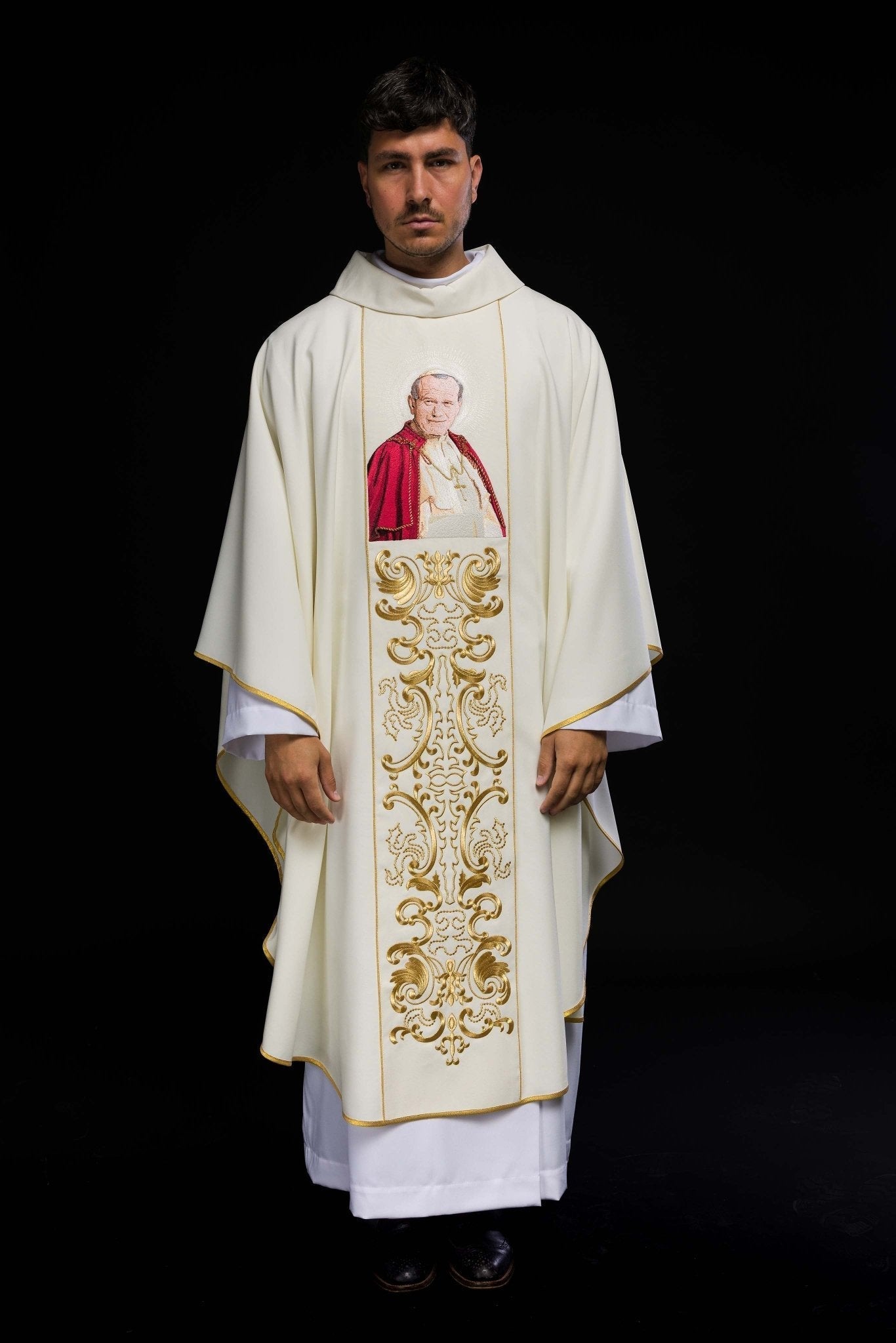 Casulla marfil con bordado del Papa Juan Pablo II