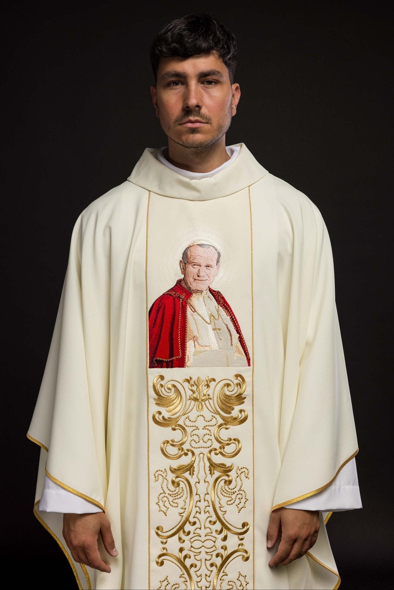 Casulla marfil con bordado del Papa Juan Pablo II