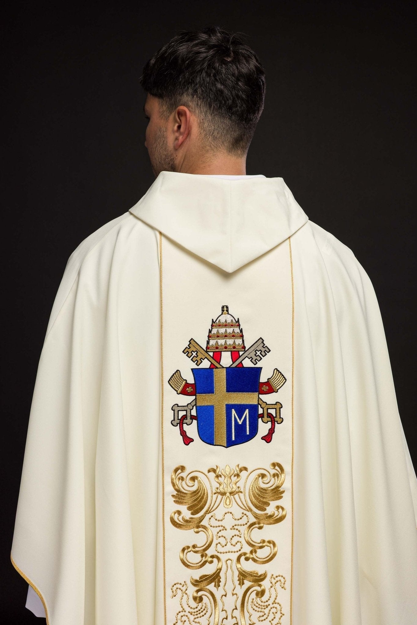 Casulla marfil con bordado del Papa Juan Pablo II