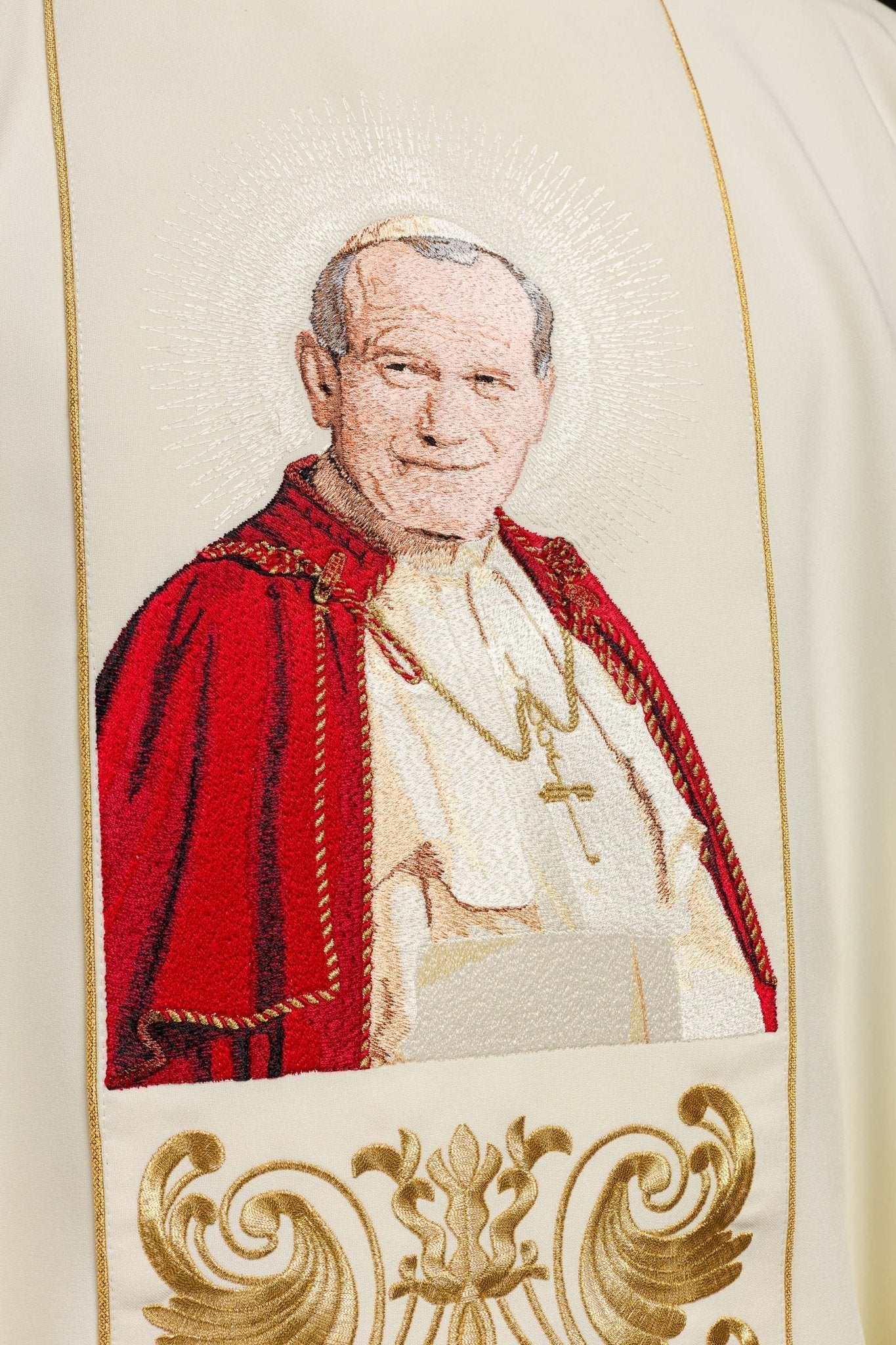 Casulla marfil con bordado del Papa Juan Pablo II
