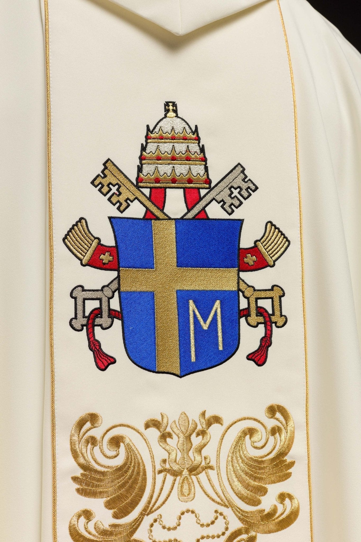 Casulla marfil con bordado del Papa Juan Pablo II