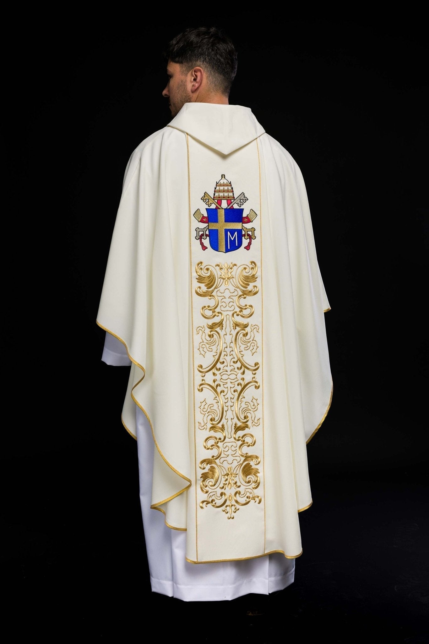 Casulla marfil con bordado del Papa Juan Pablo II