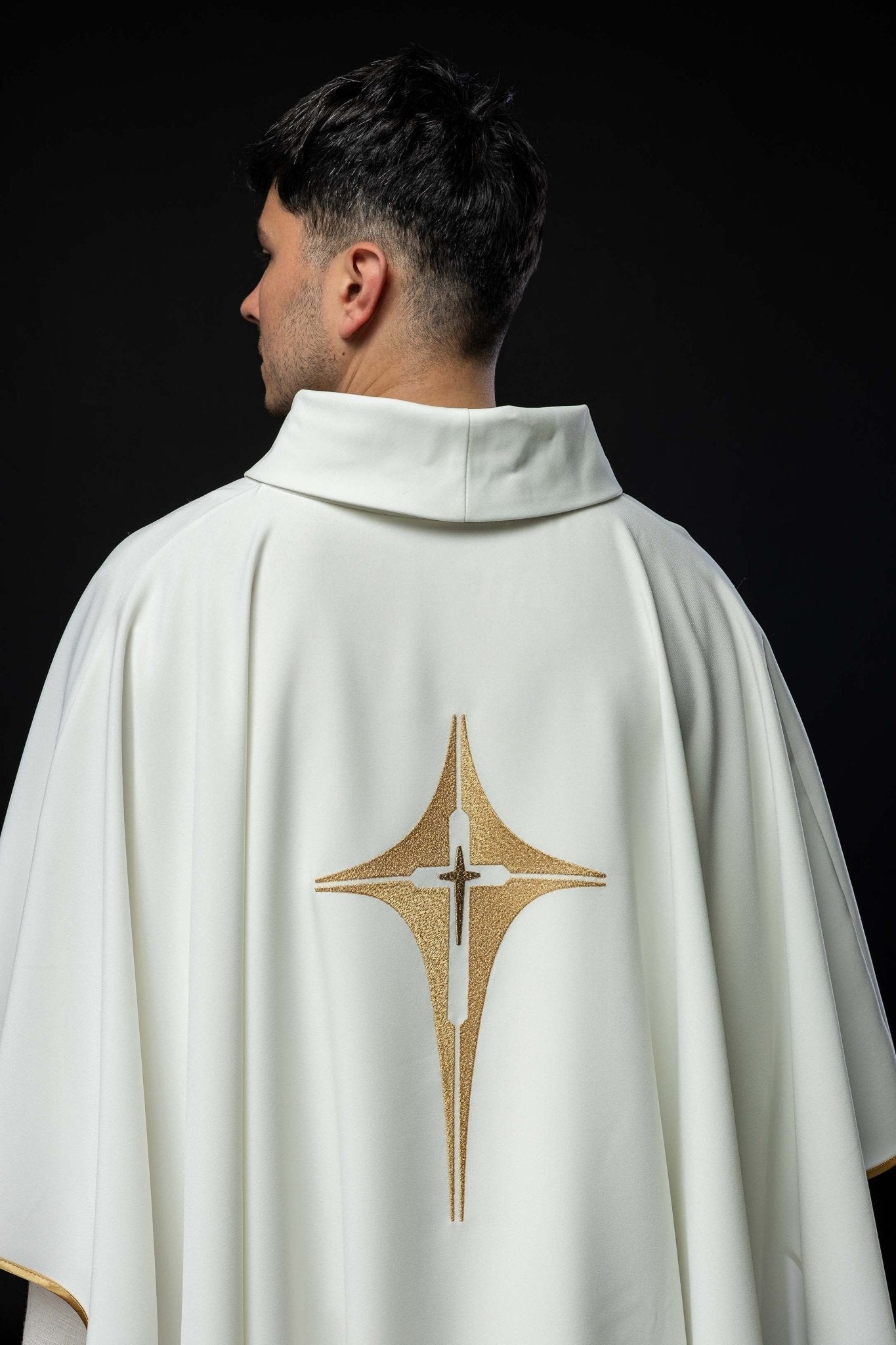 Casulla marfil con bordado dorado Cruz