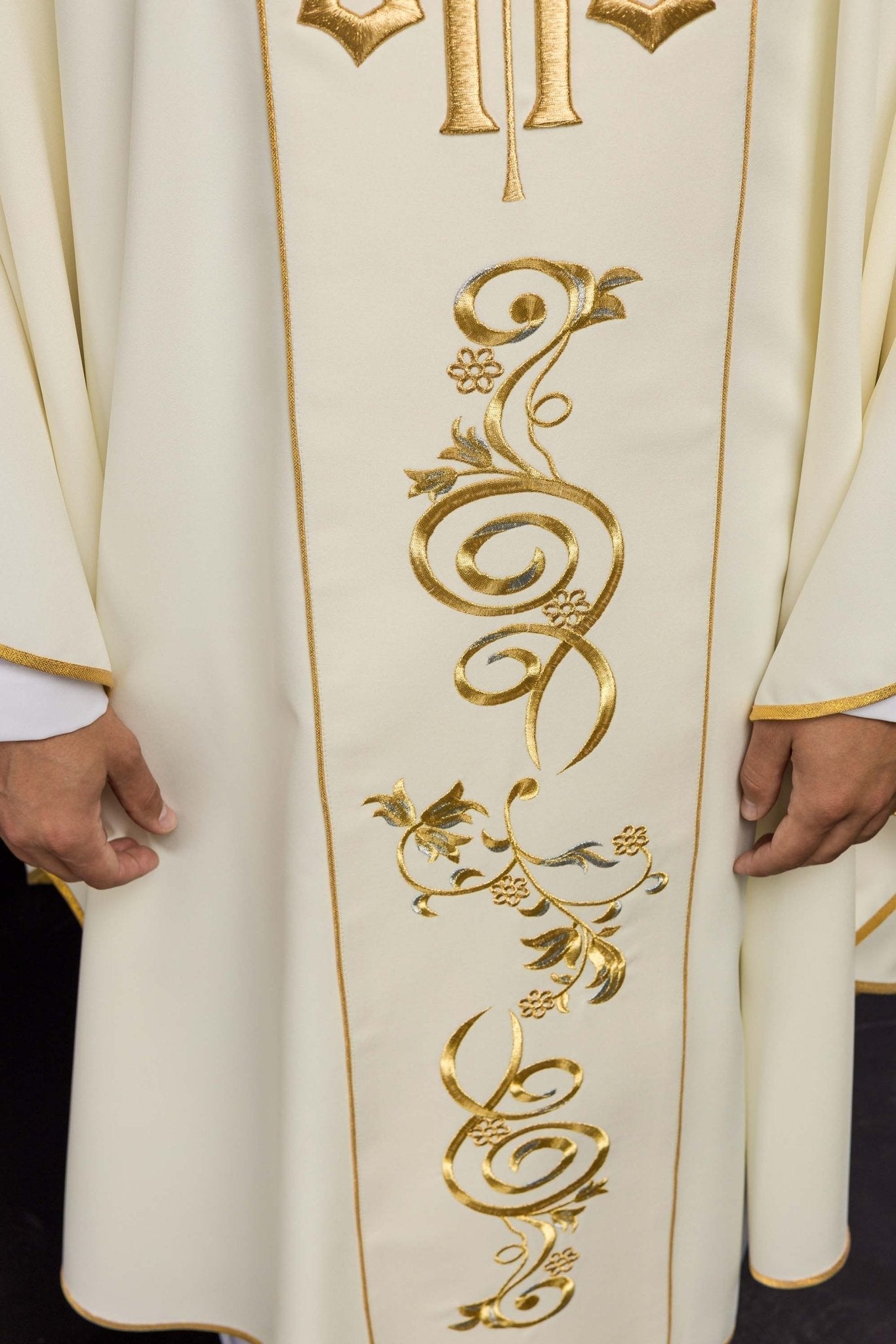 Casulla marfil con bordado dorado IHS y adorno floral
