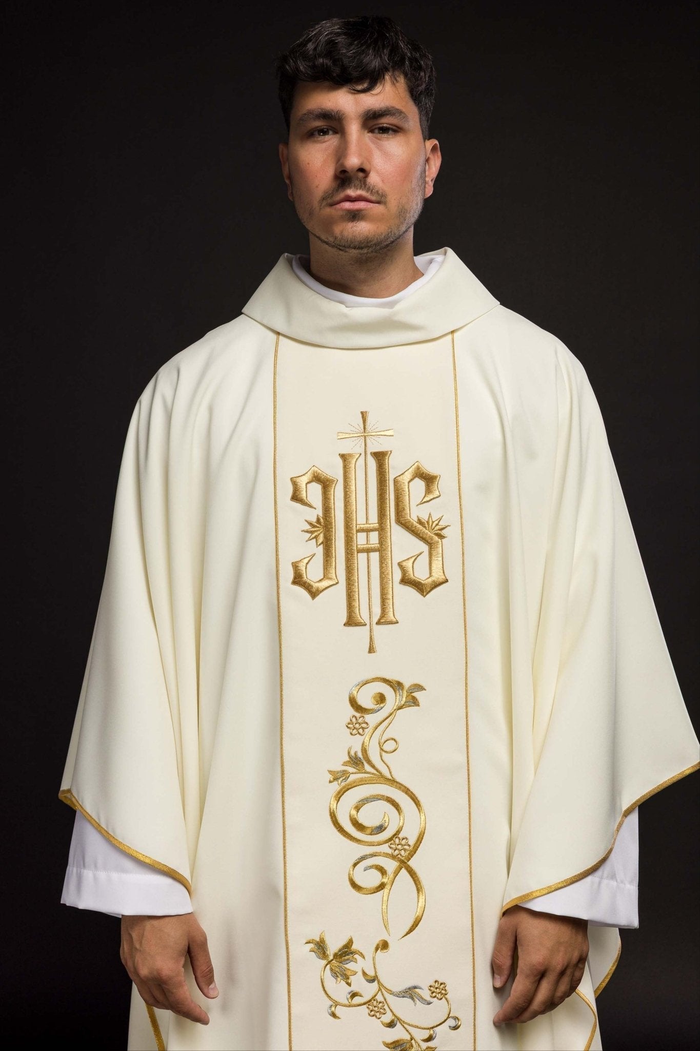 Casulla marfil con bordado dorado IHS y adorno floral