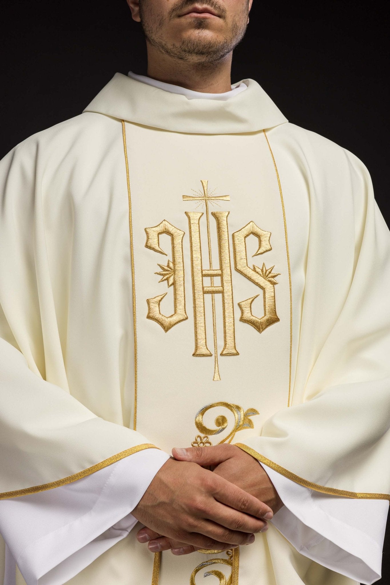 Casulla marfil con bordado dorado IHS y adorno floral