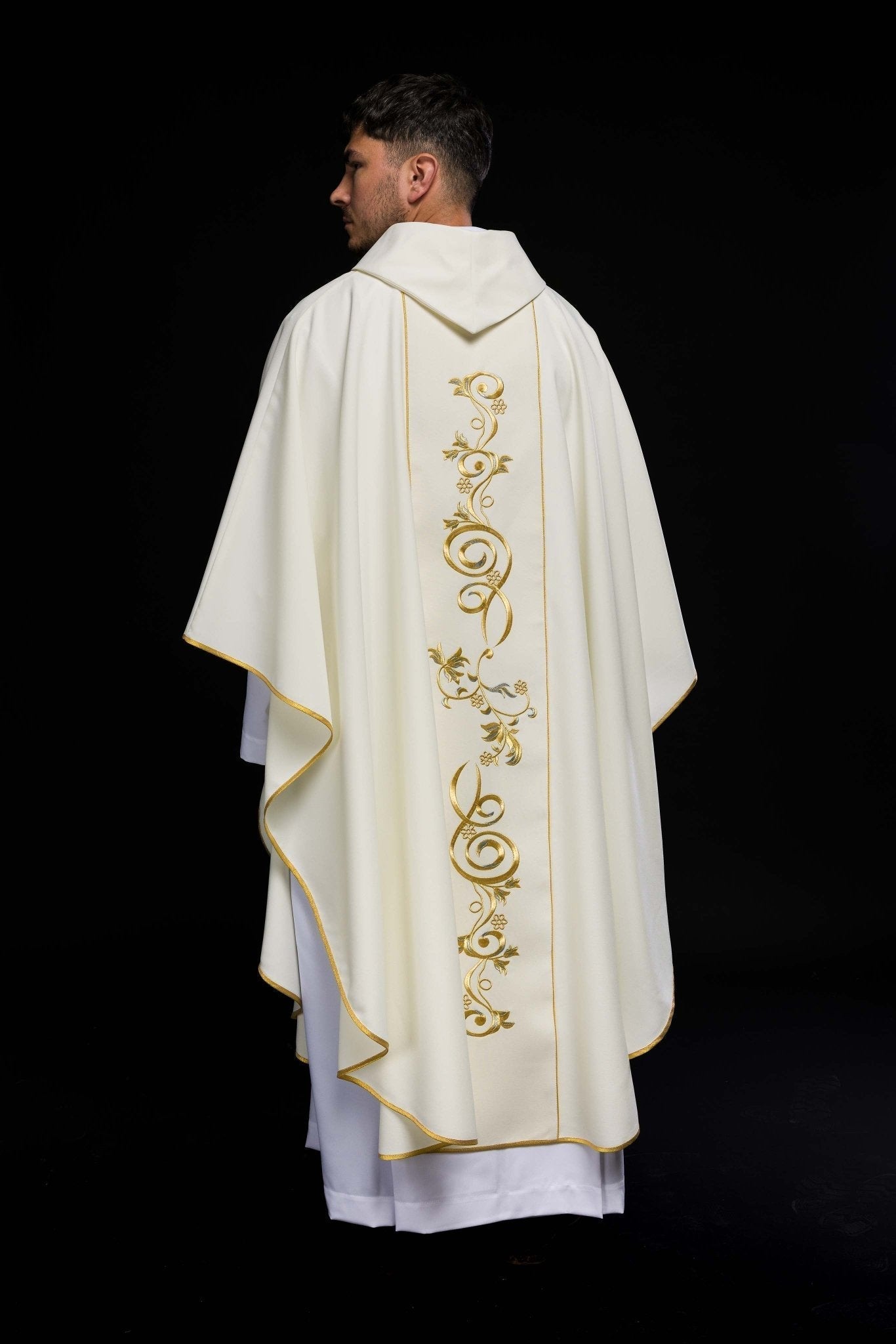 Casulla marfil con bordado dorado IHS y adorno floral