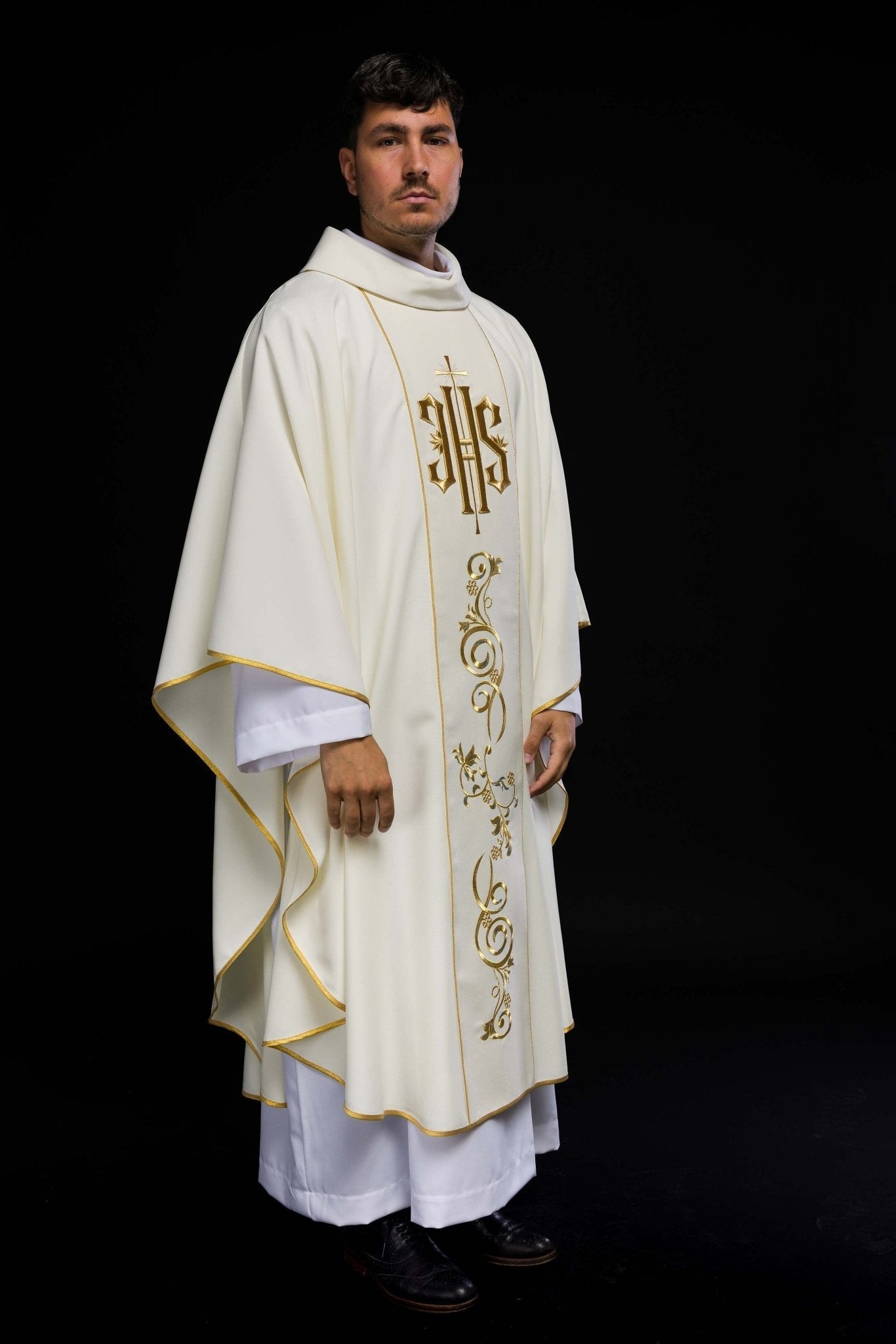 Casulla marfil con bordado dorado IHS y adorno floral