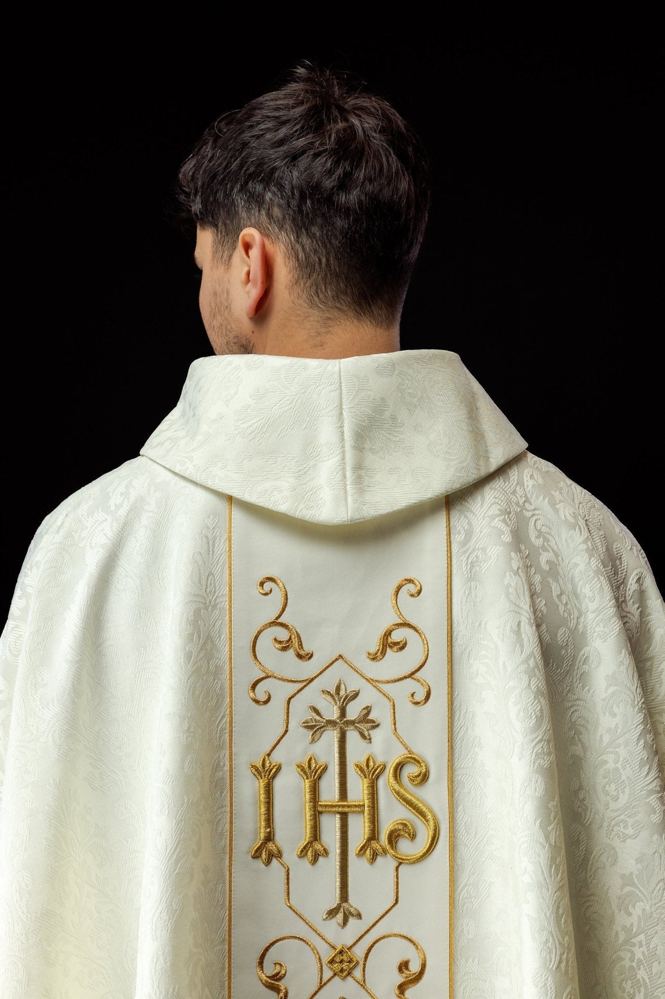 Casulla marfil con bordado IHS ; la tela decorativa
