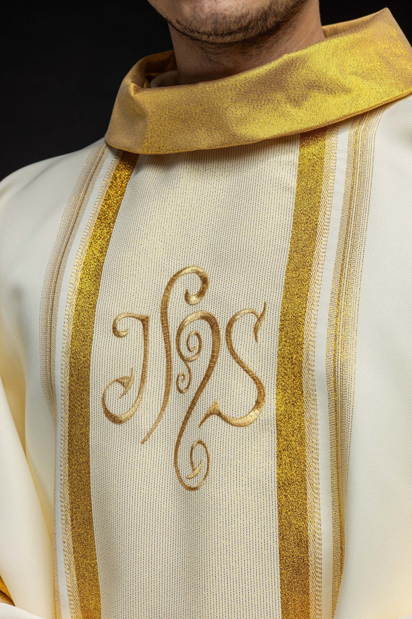 Casulla marfil con bordado IHS y rayas dorada