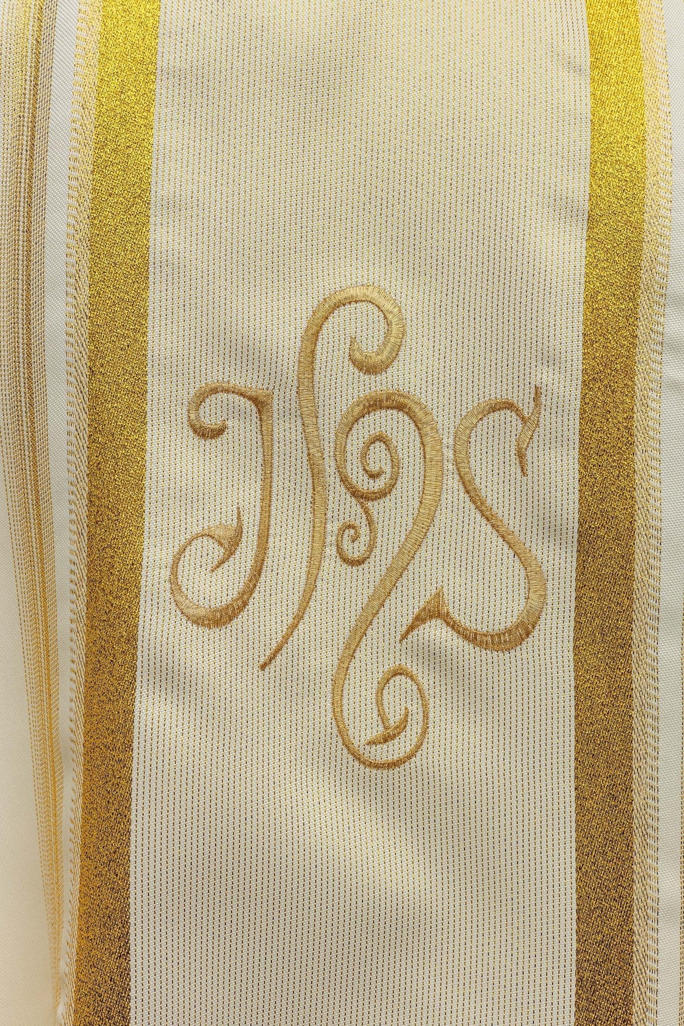 Casulla marfil con bordado IHS y rayas dorada