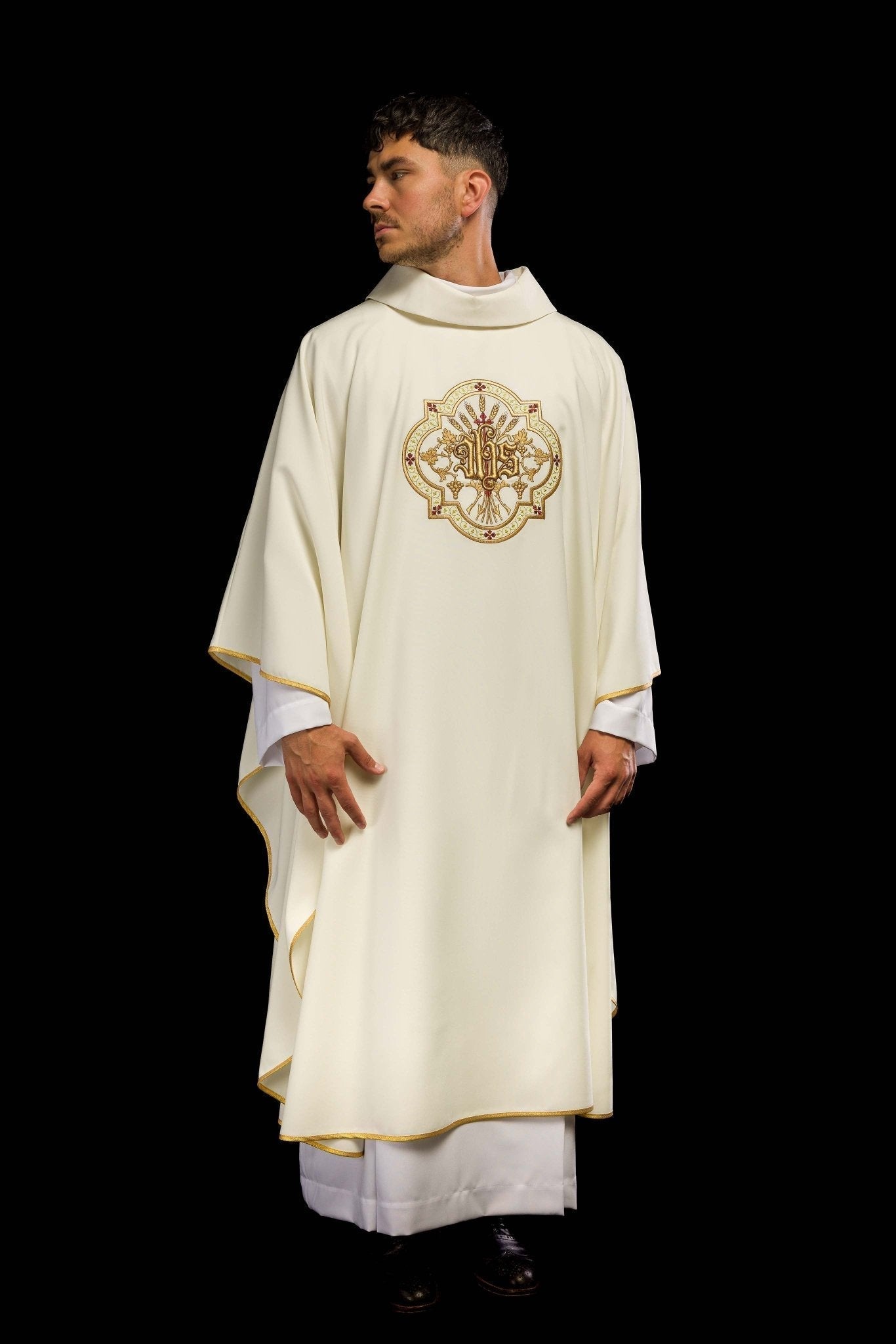 Casulla marfil con bordados IHS y PAX