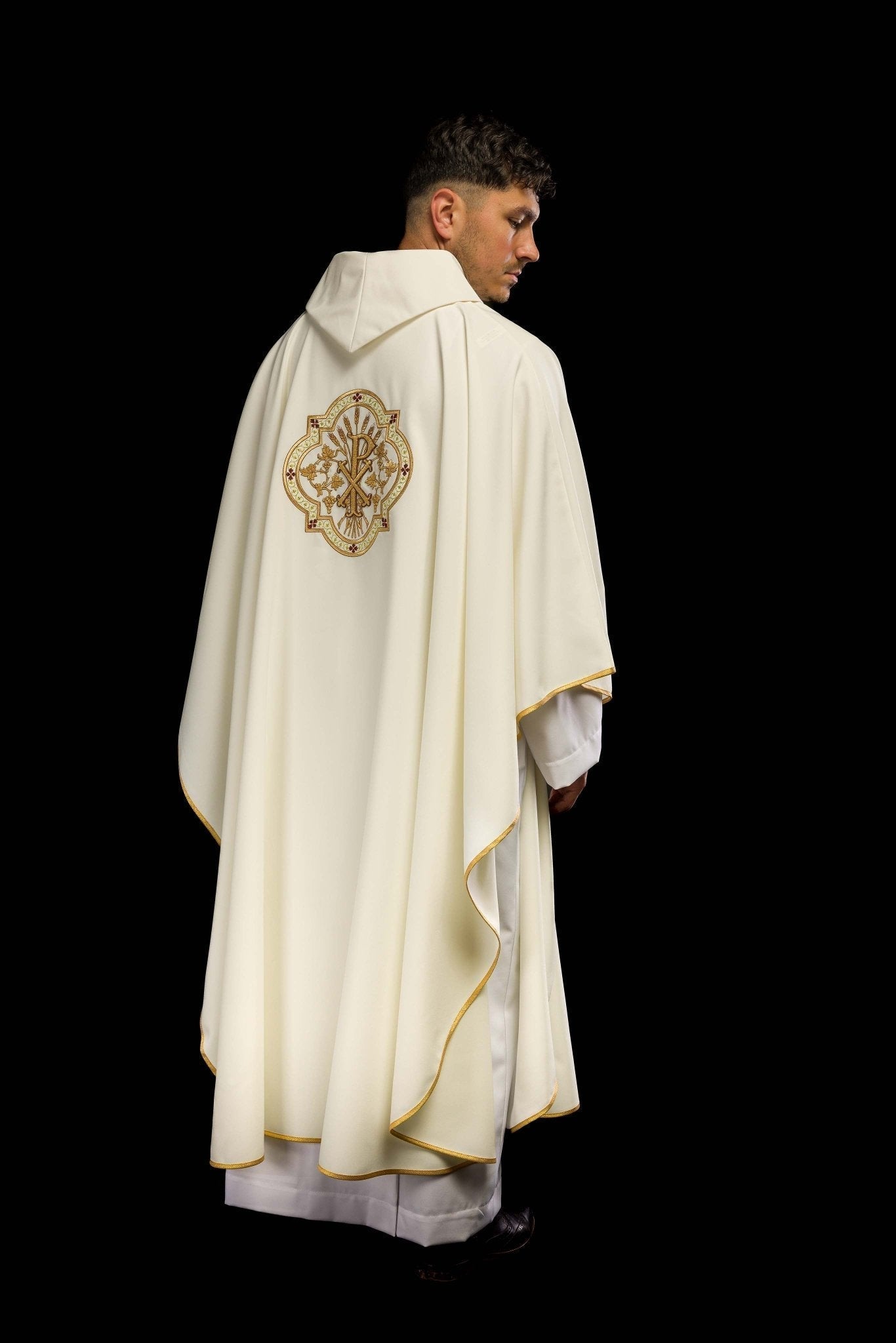 Casulla marfil con bordados IHS y PAX