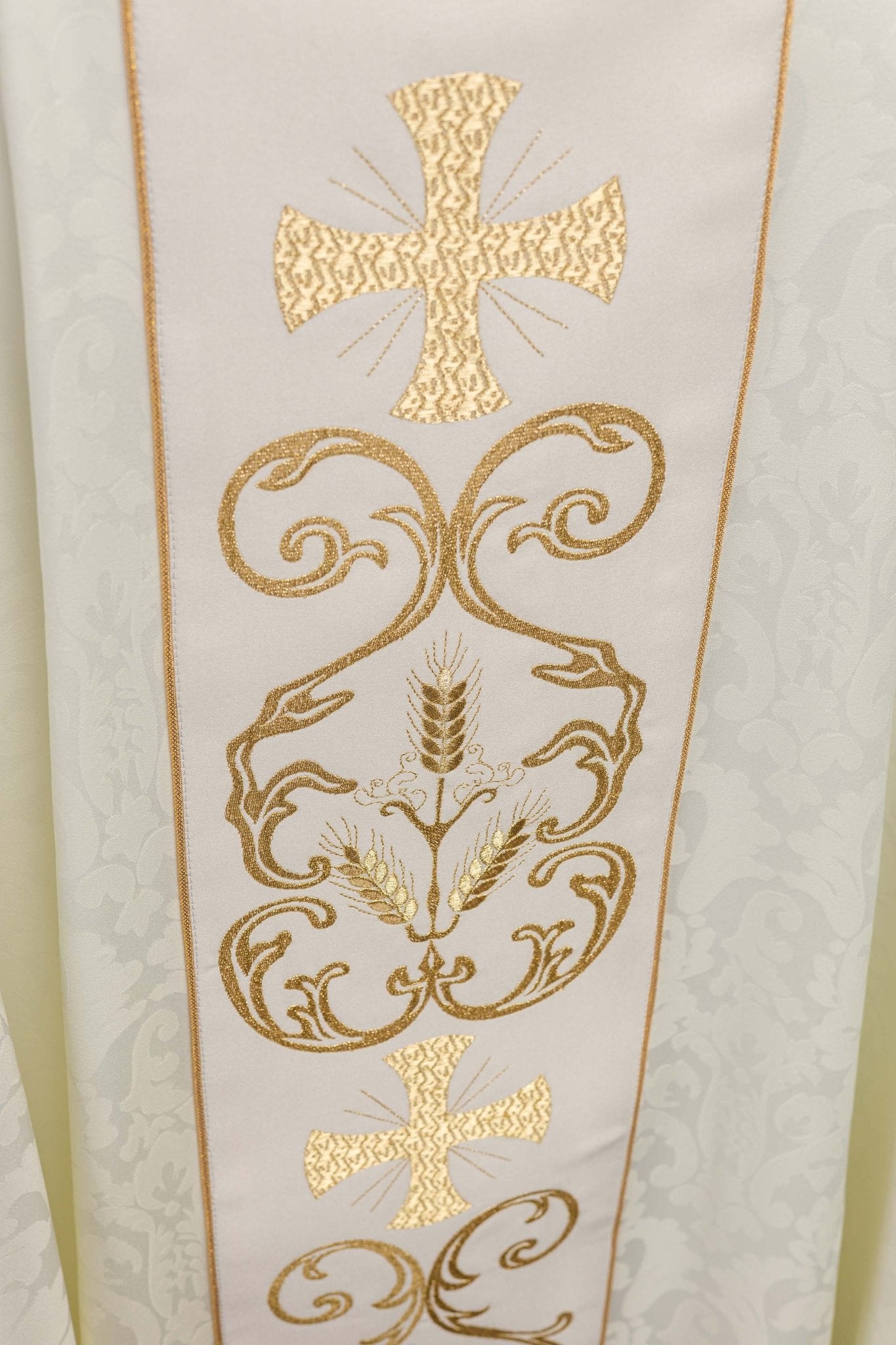 Casulla marfil con galón ricamente bordado