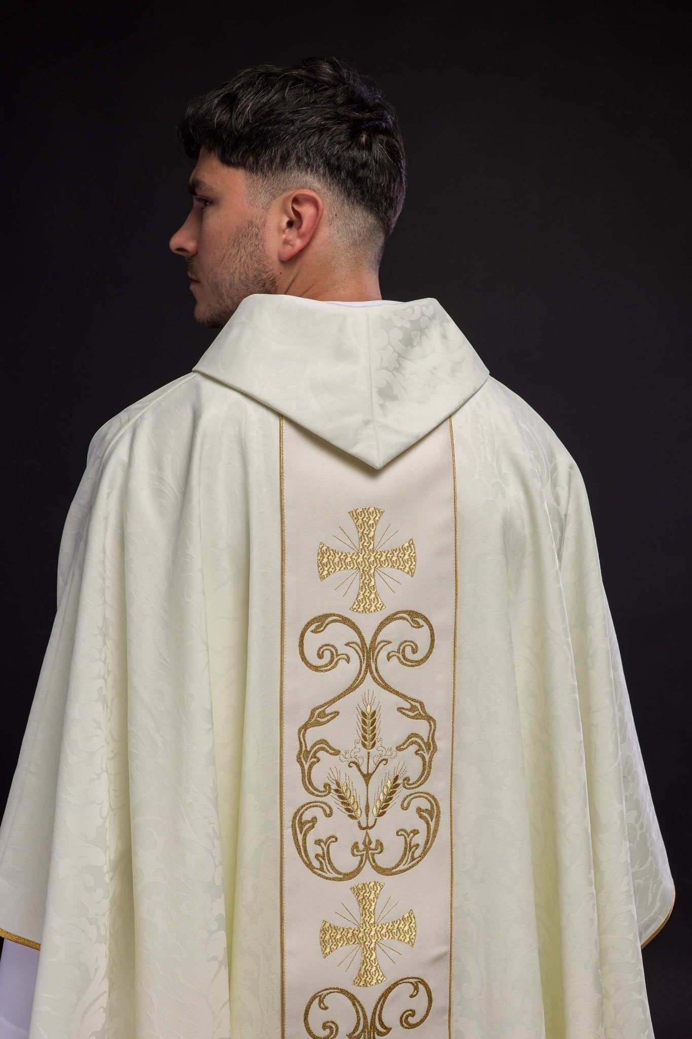 Casulla marfil con galón ricamente bordado
