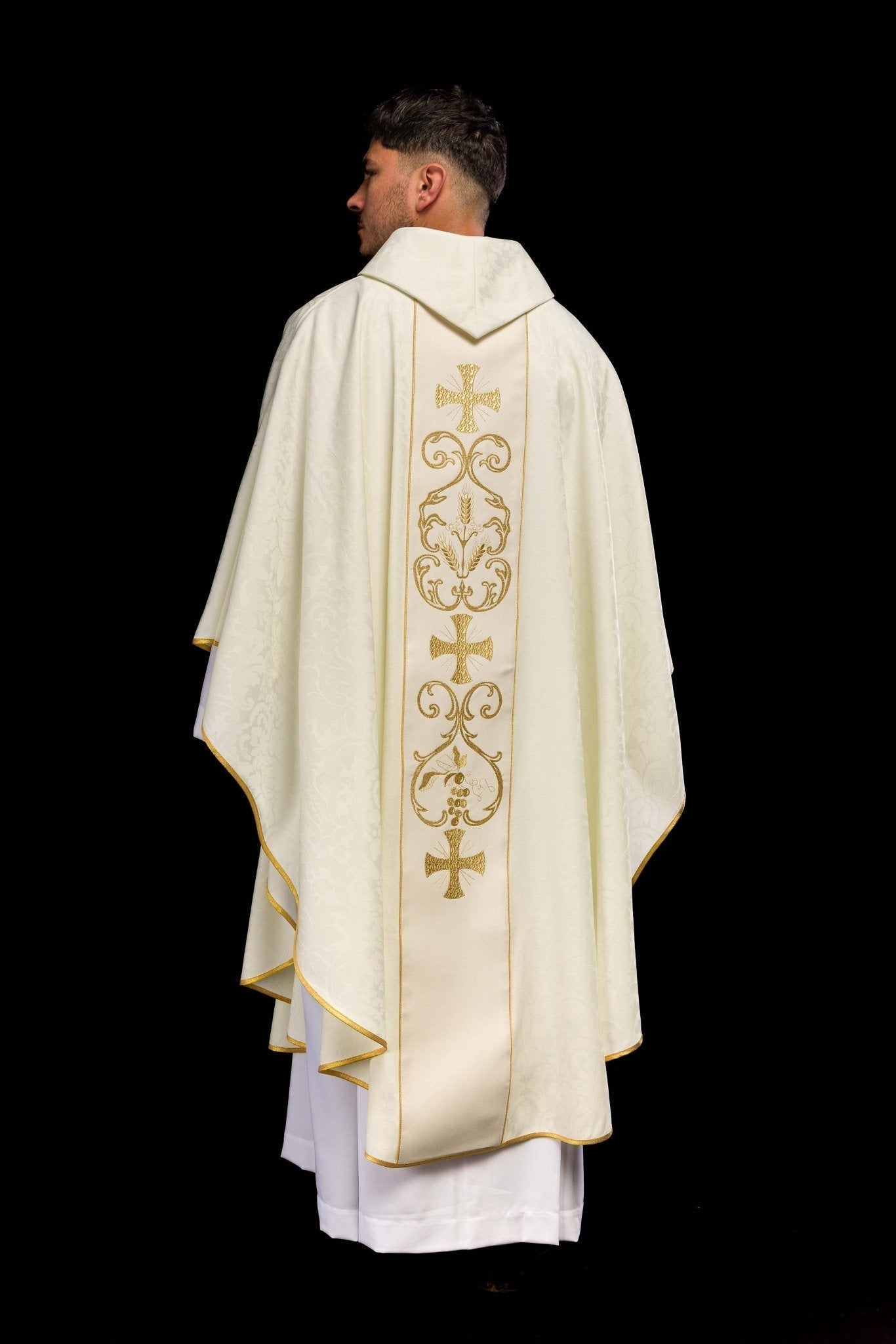 Casulla marfil con galón ricamente bordado