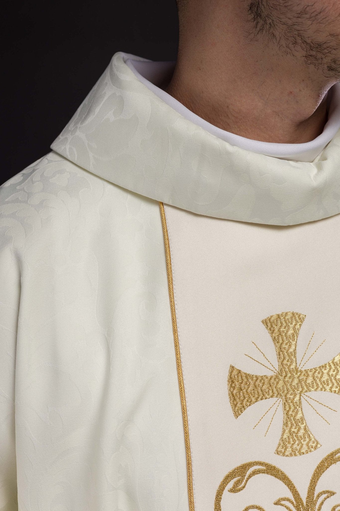 Casulla marfil con galón ricamente bordado