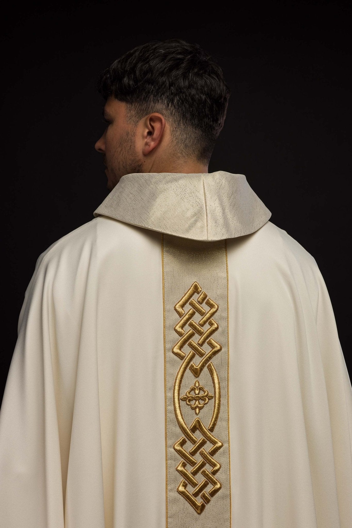 Casulla marfil con galón ricamente bordado