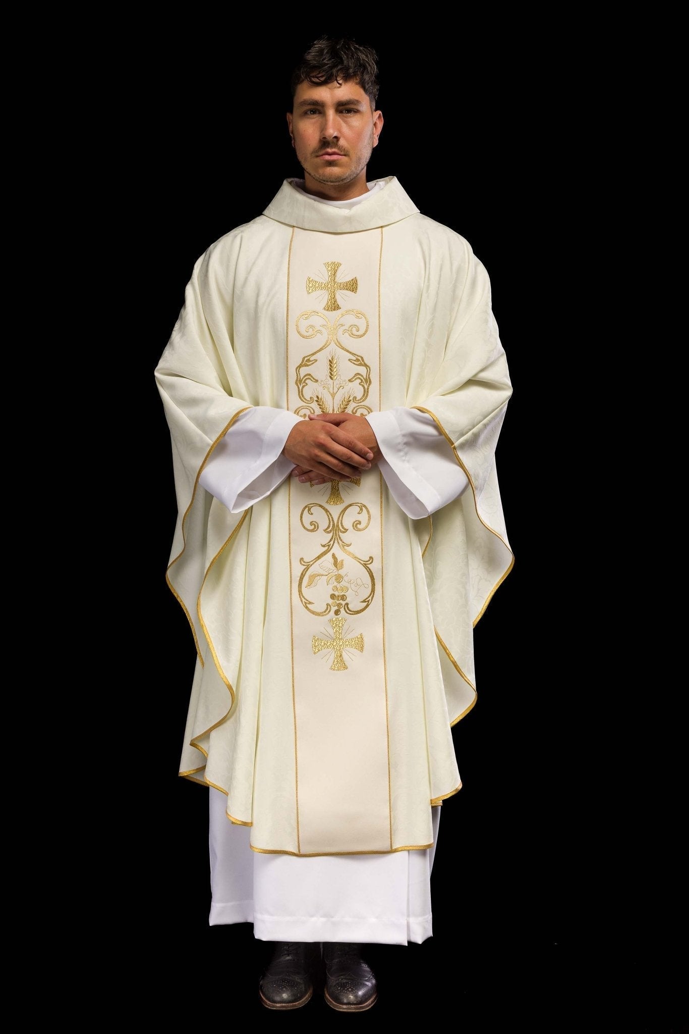 Casulla marfil con galón ricamente bordado