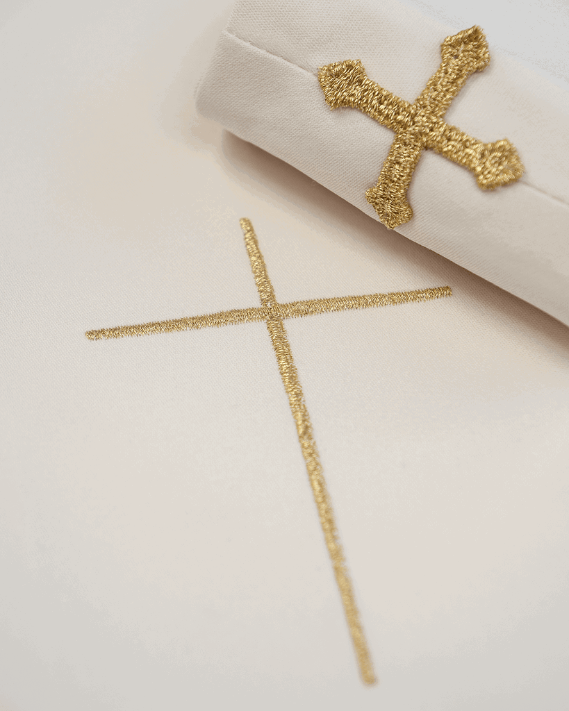 Casulla marfil con galón ricamente bordado y decorado con 500 piedras