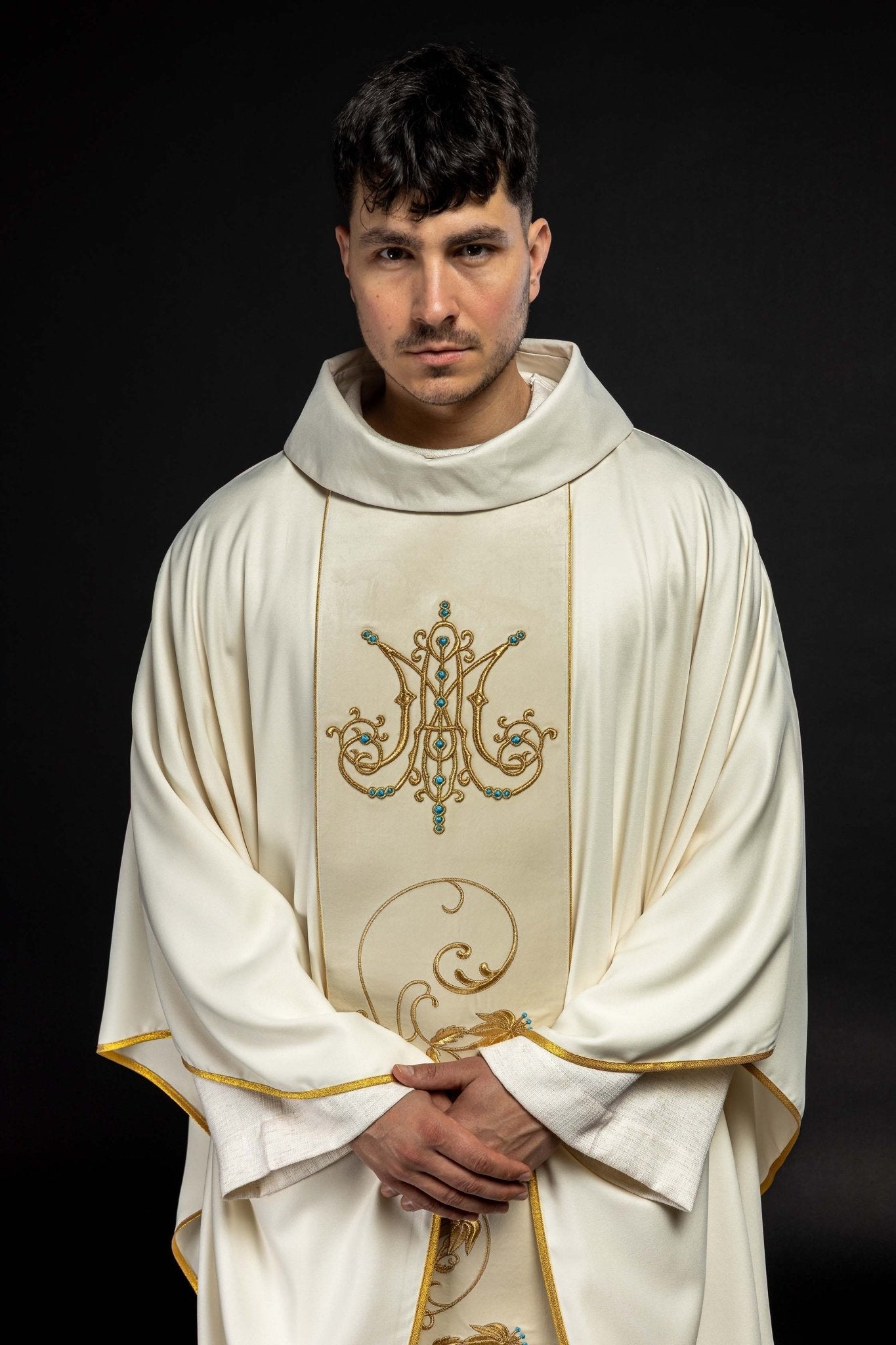 Casulla marfil con galón terciopelo