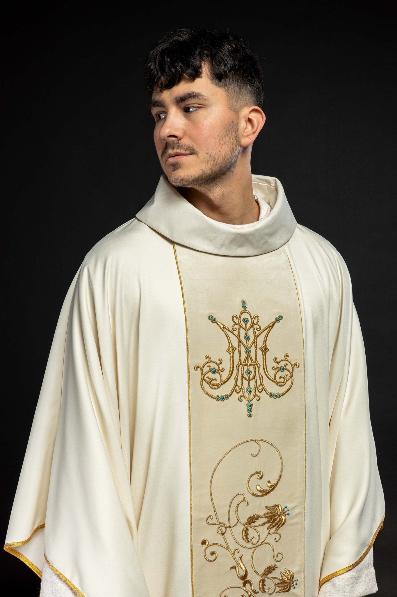 Casulla marfil con galón terciopelo